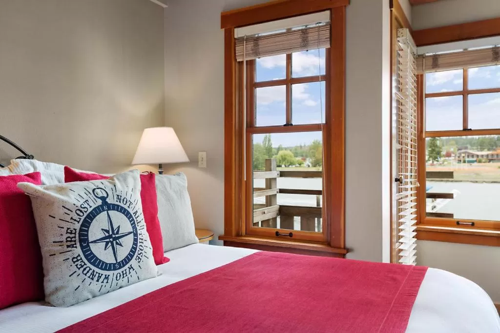 Bed in La Conner Channel Lodge