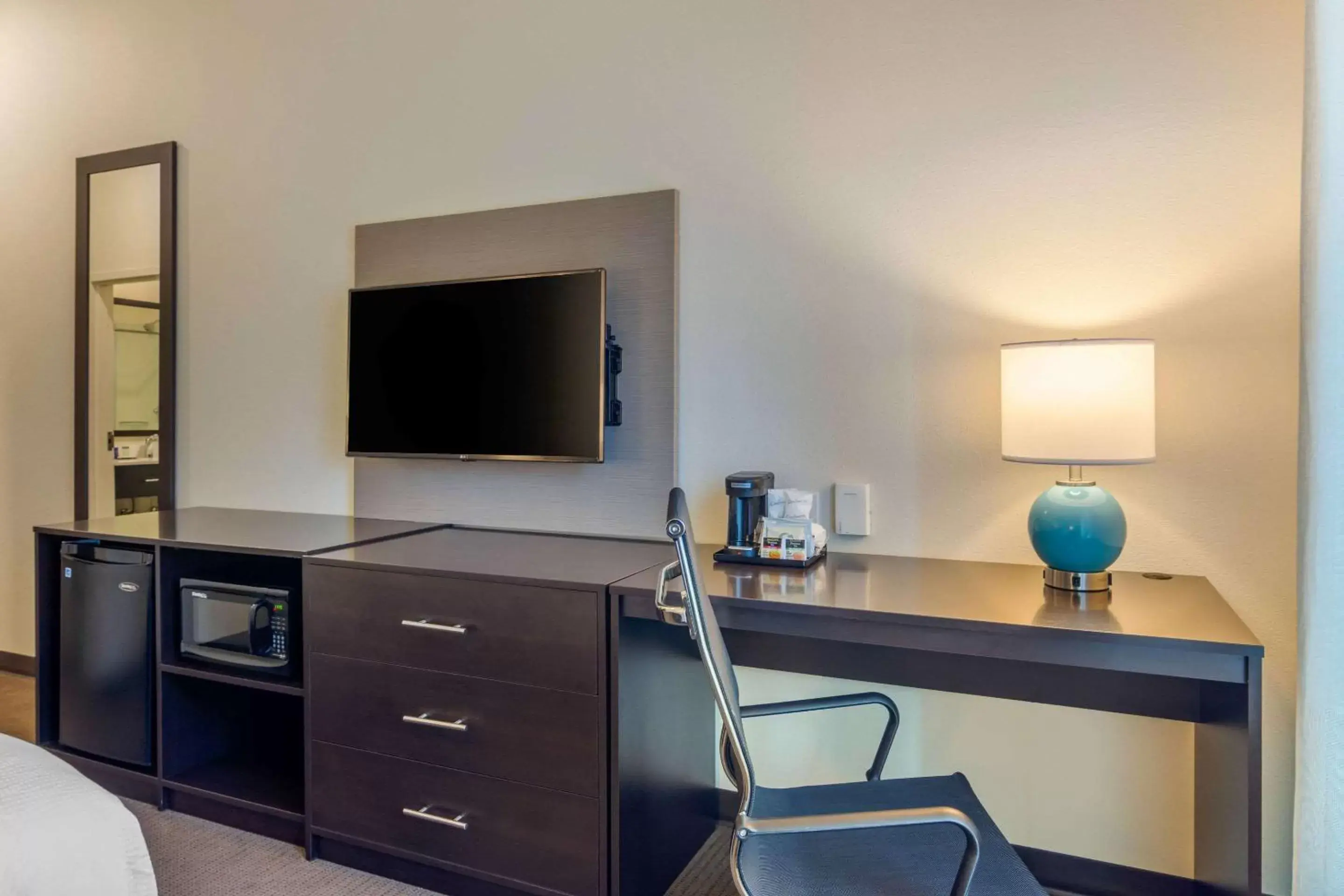 Photo of the whole room, TV/Entertainment Center in Sleep Inn Newnan Atlanta South