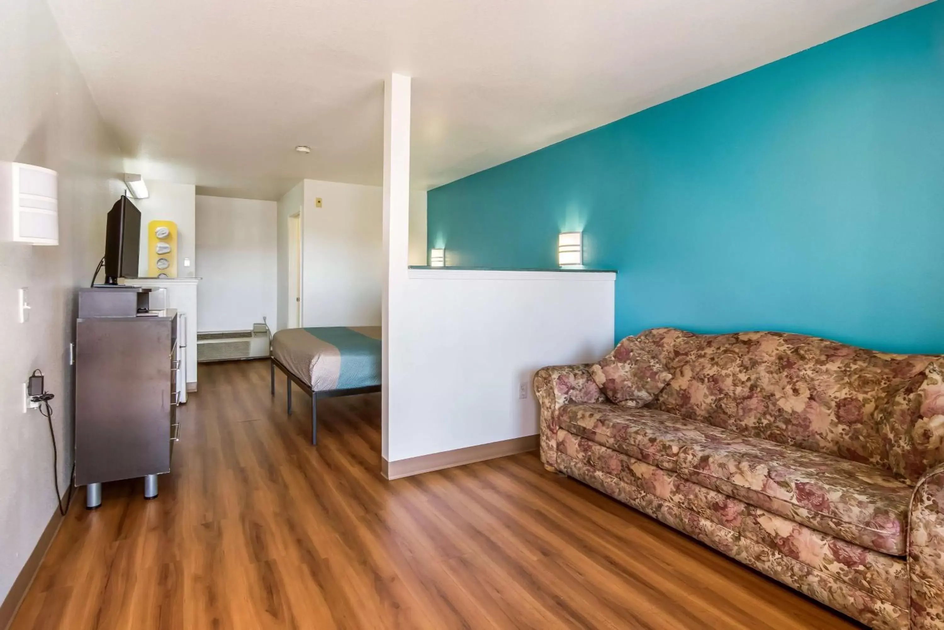 TV and multimedia, Seating Area in Motel 6 Portland Mall - 205