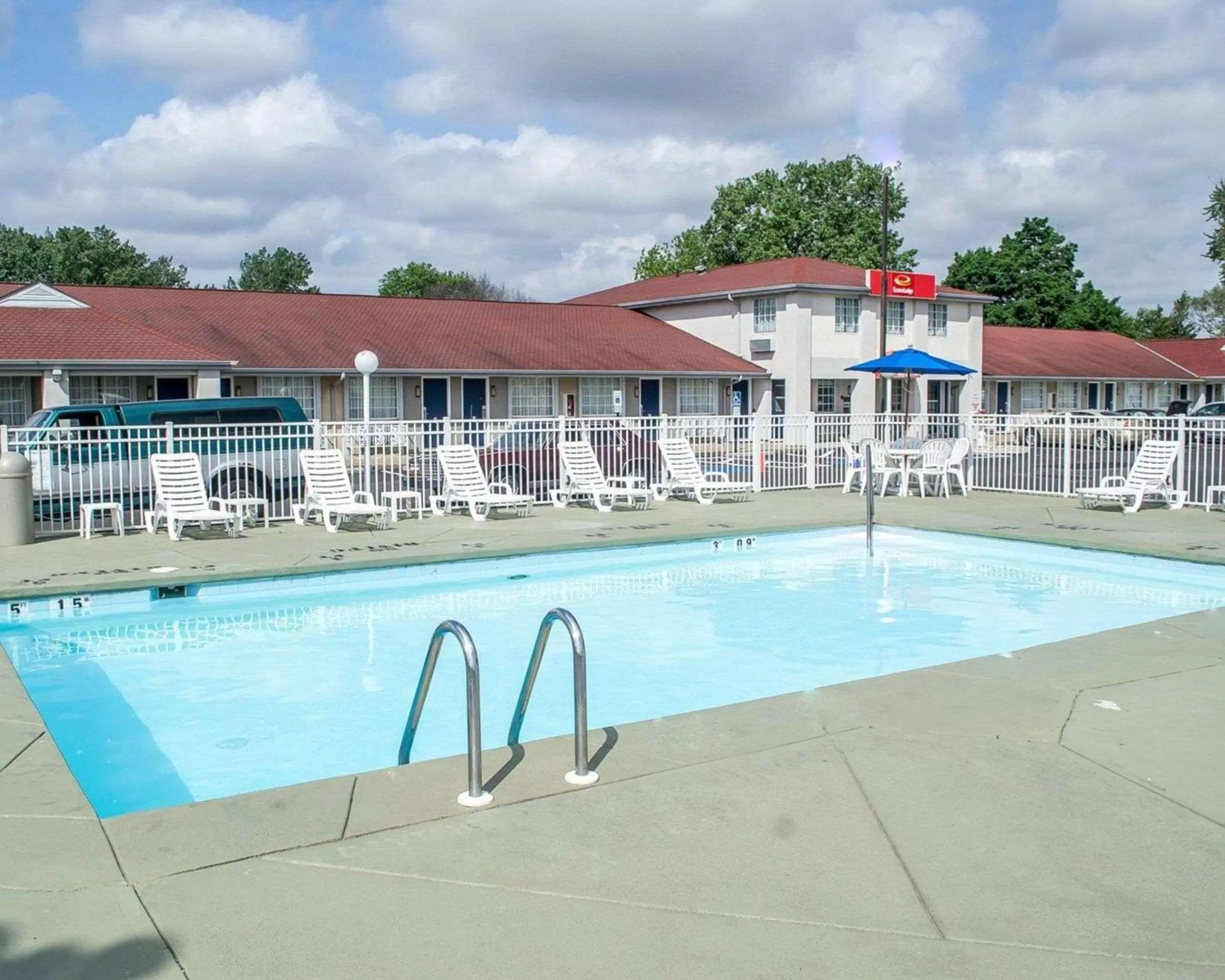 Property building in Econo Lodge Inn & Suites Sandusky South