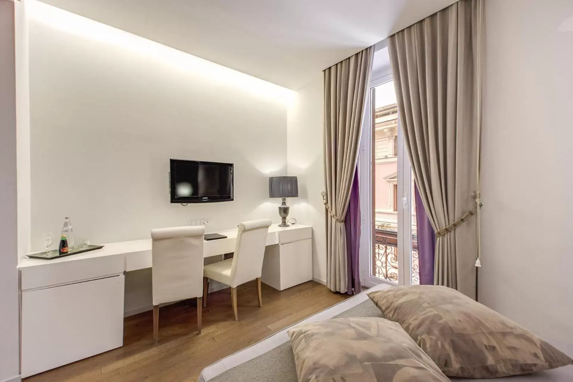 TV and multimedia, Bed in Roma Boutique Hotel