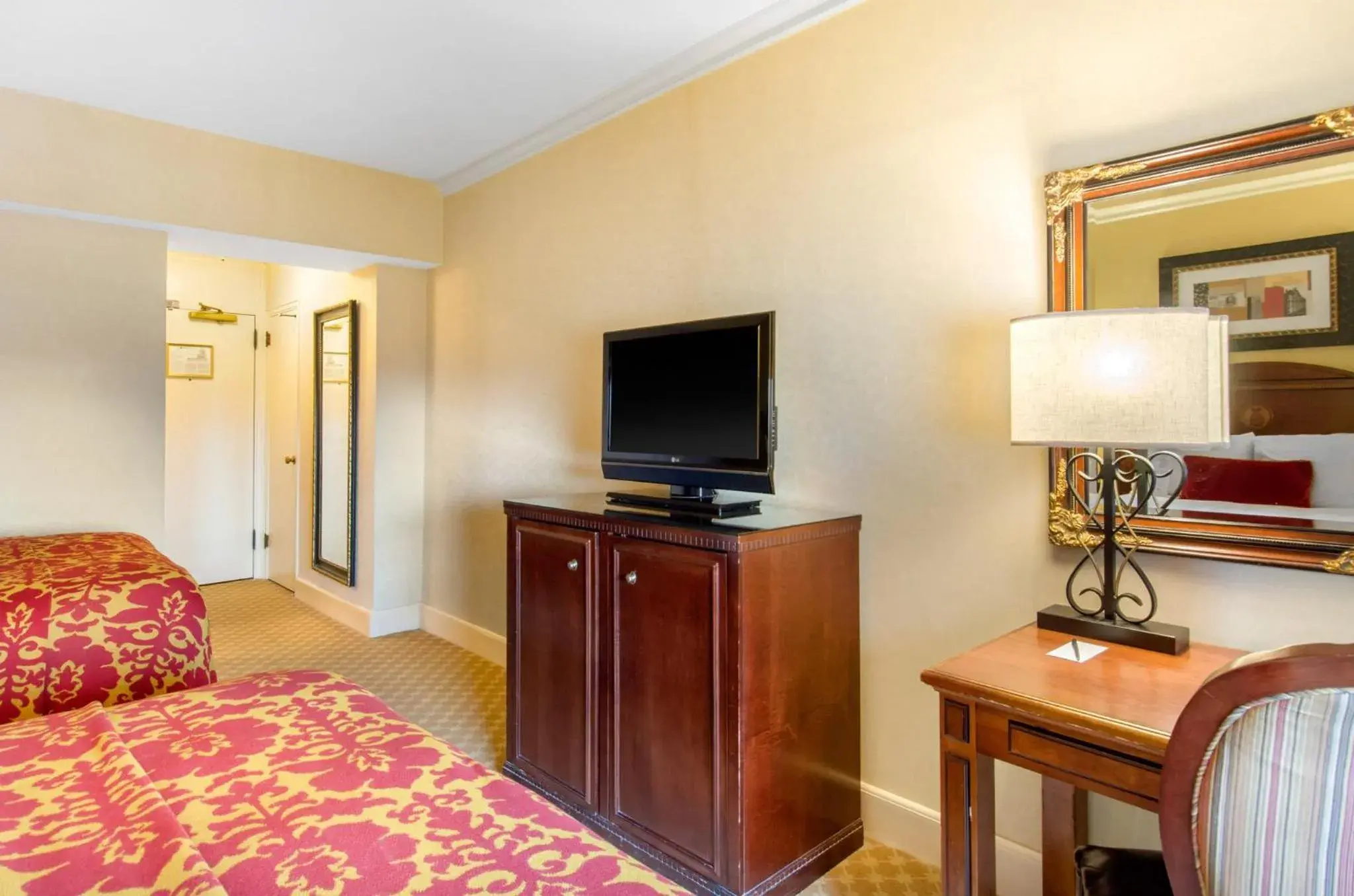 Photo of the whole room, TV/Entertainment Center in Boston Omni Parker House Hotel