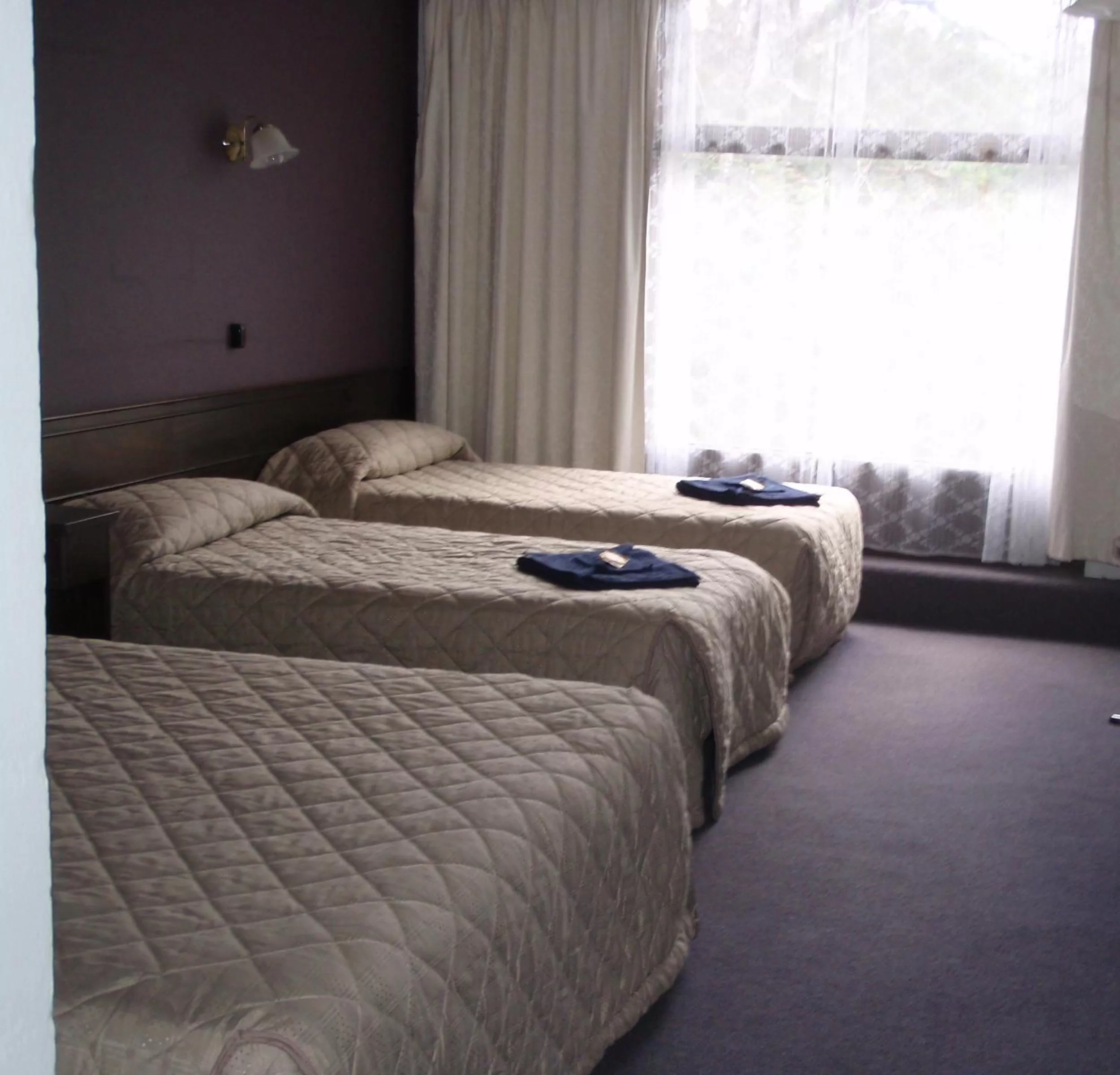 Bedroom, Bed in West Coaster Motel