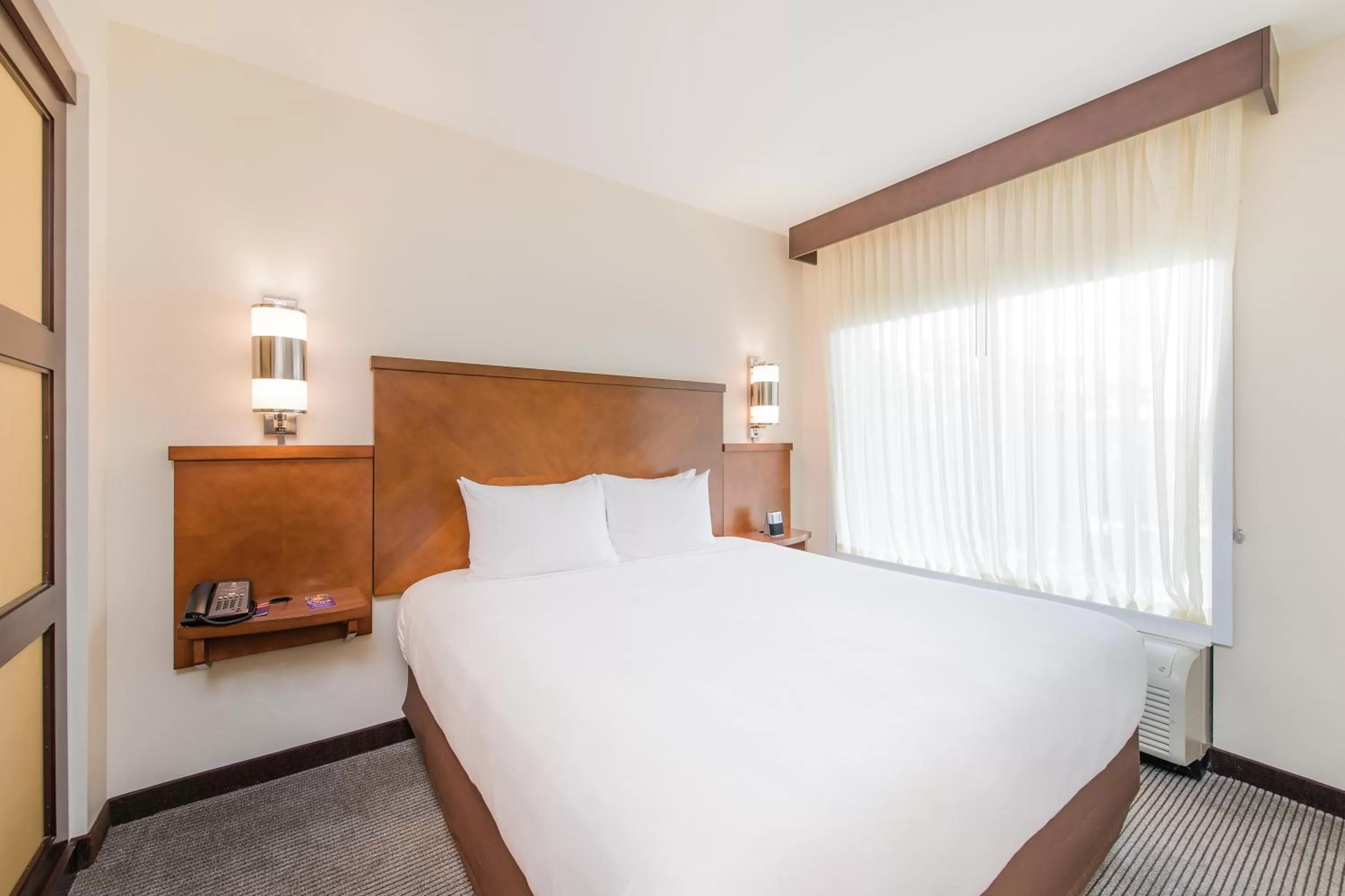 Bed in Hyatt Place Charleston Airport / Convention Center