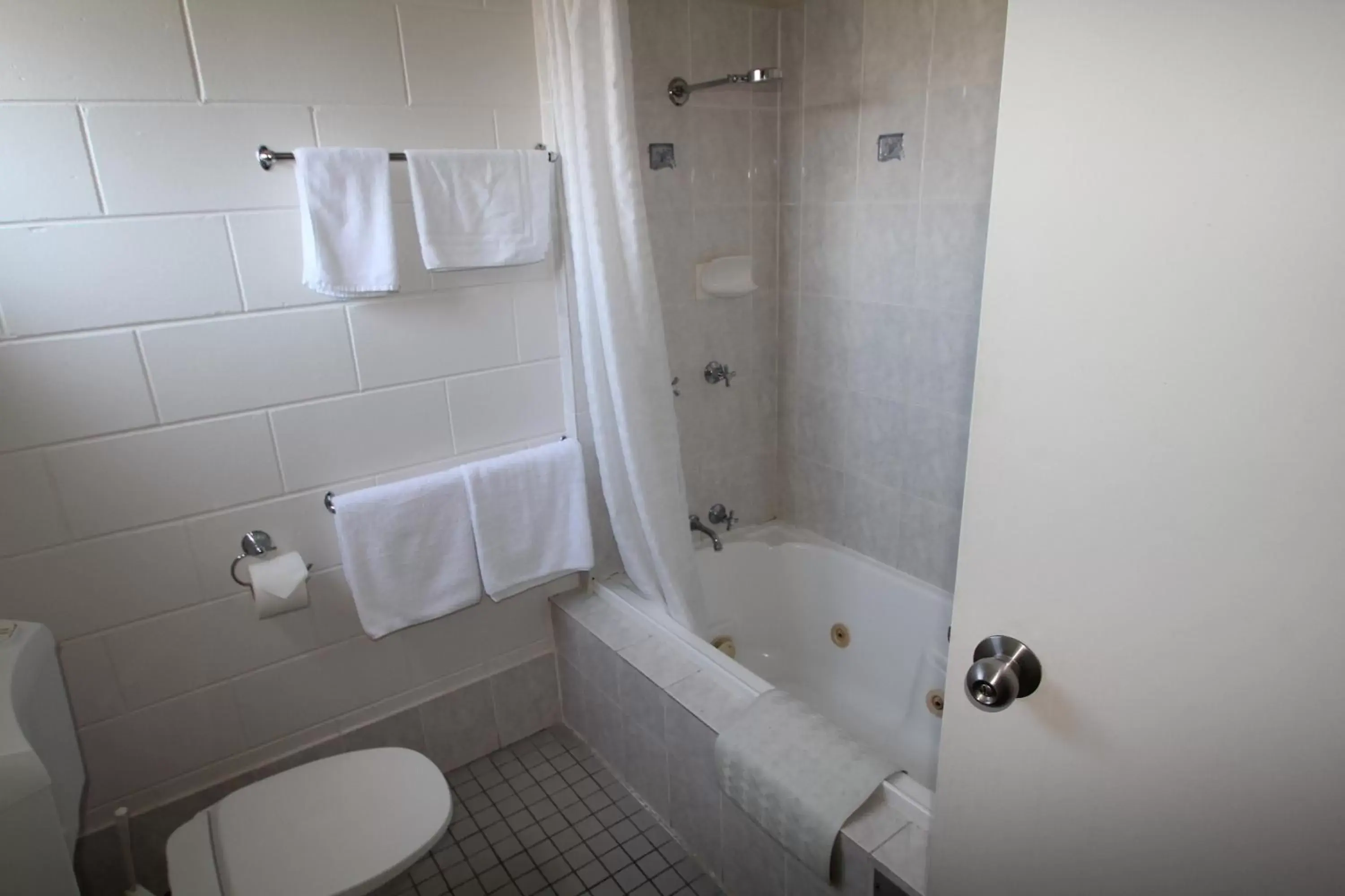 Bathroom in Colonial Rose Motel