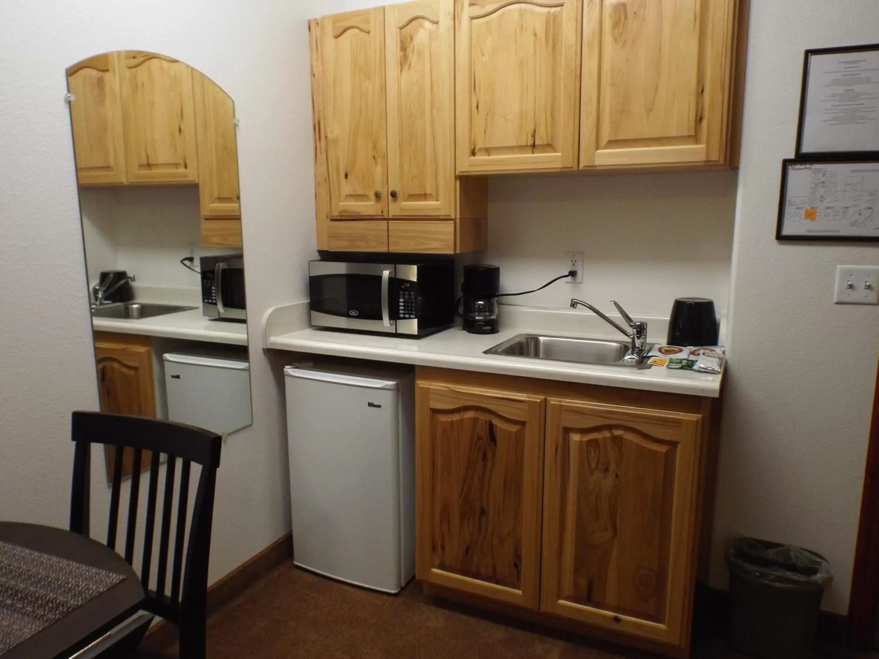 Living room, Kitchen/Kitchenette in Greenwood Village Inn & Suites
