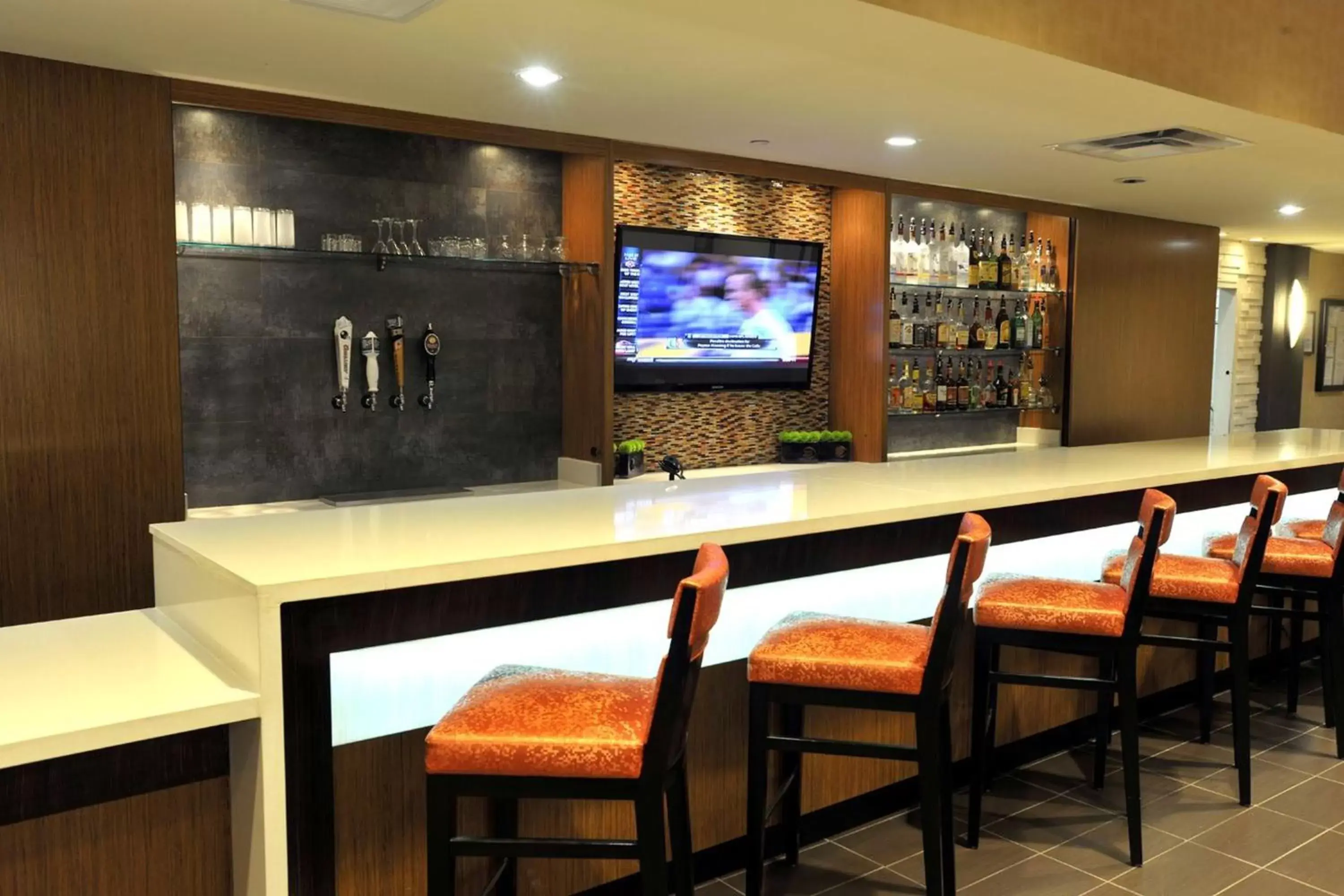 Lounge or bar, Lounge/Bar in Holiday Inn and Suites Charleston West, an IHG Hotel