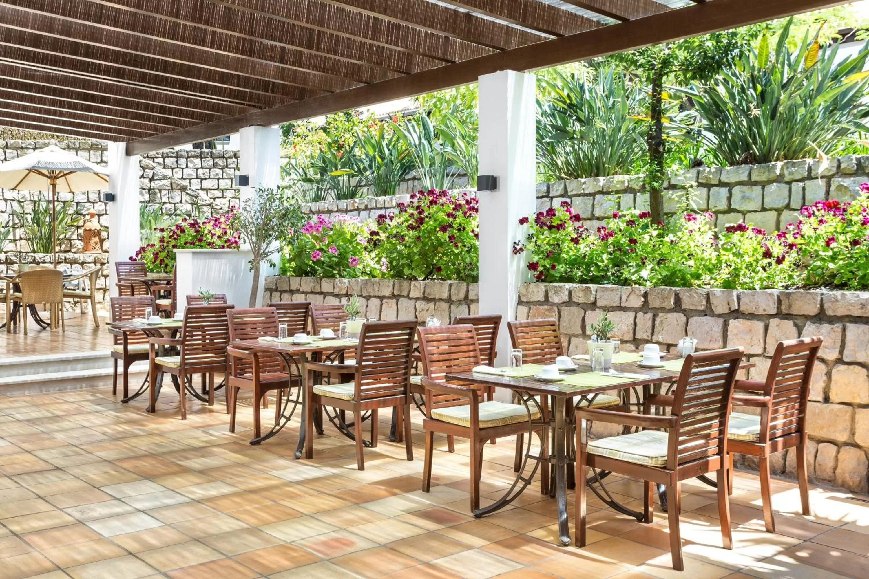 Restaurant/places to eat in Pine Cliffs Residence, a Luxury Collection Resort, Algarve