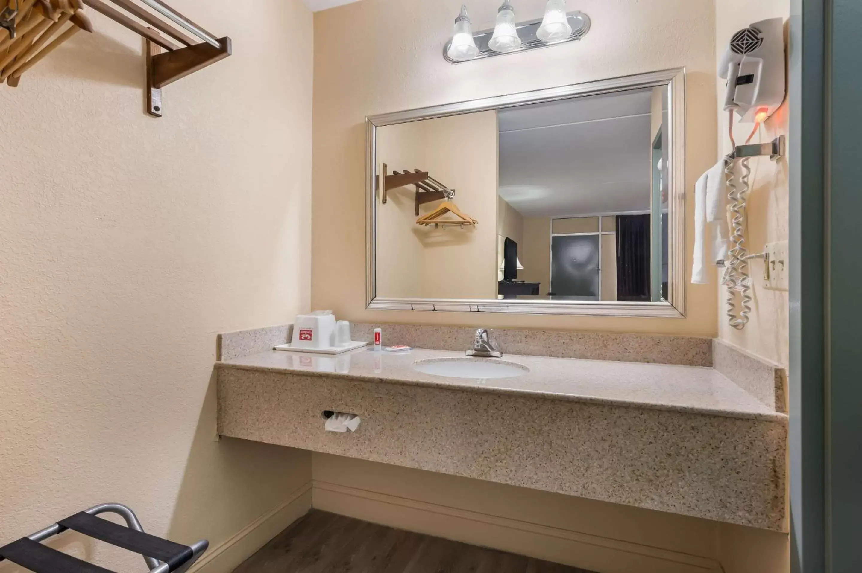 Photo of the whole room, Bathroom in Econo Lodge Cullman