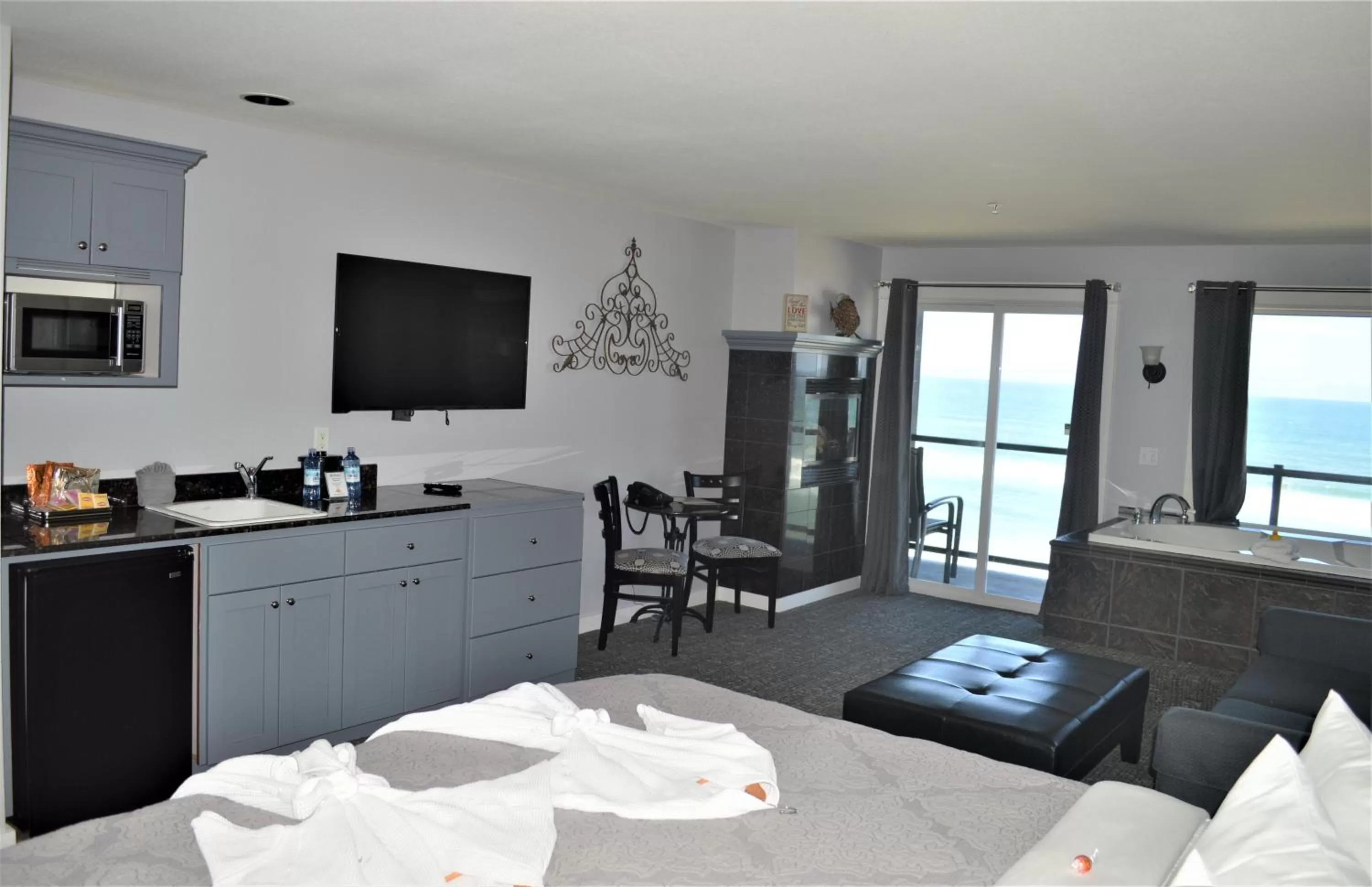 Photo of the whole room in Starfish Manor Oceanfront Hotel