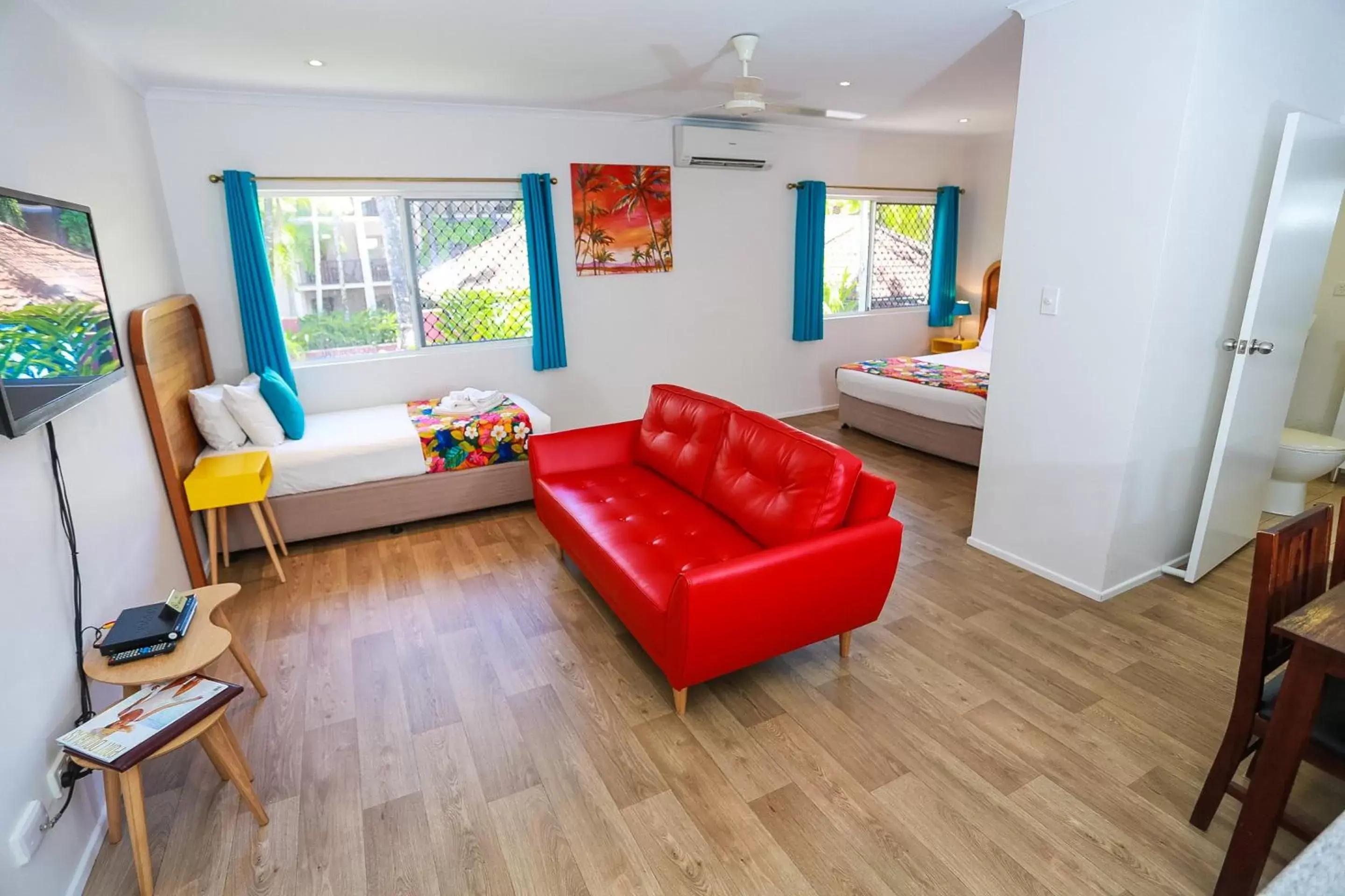 Bed, Seating Area in Port Douglas Motel