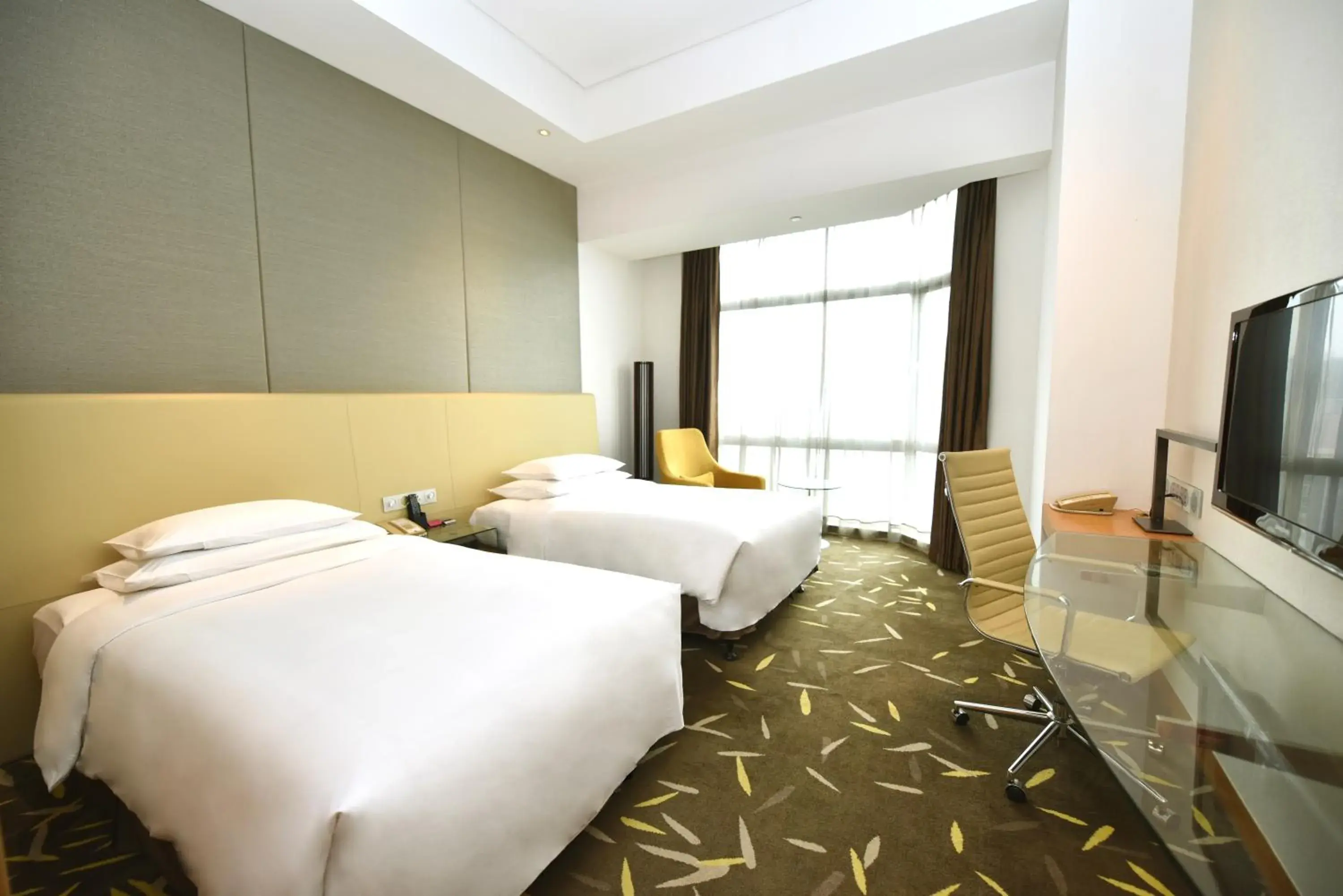 Bed in Crowne Plaza Zhongshan Wing On City, an IHG Hotel