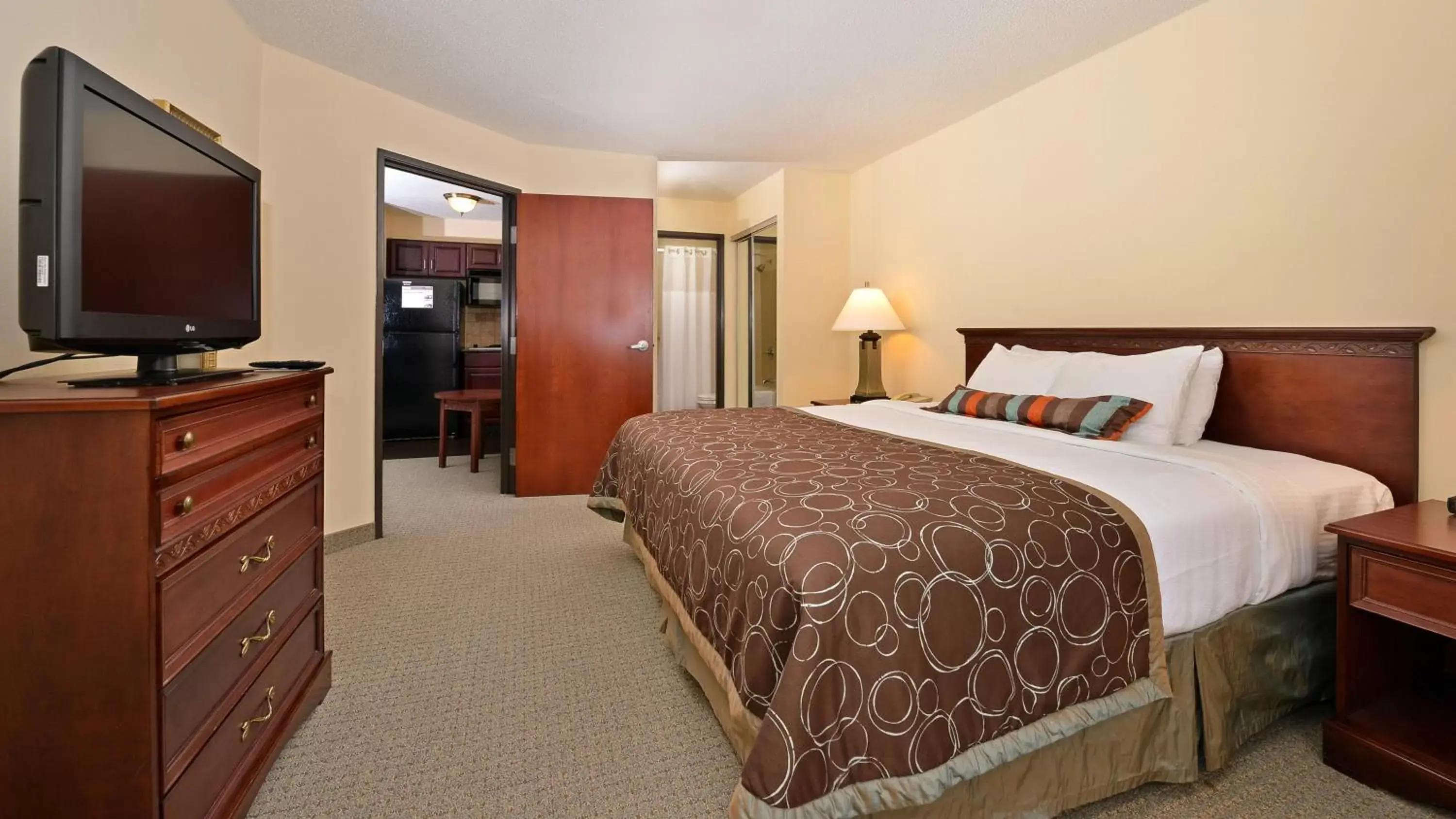 Photo of the whole room, Bed in Staybridge Suites West Des Moines, an IHG Hotel