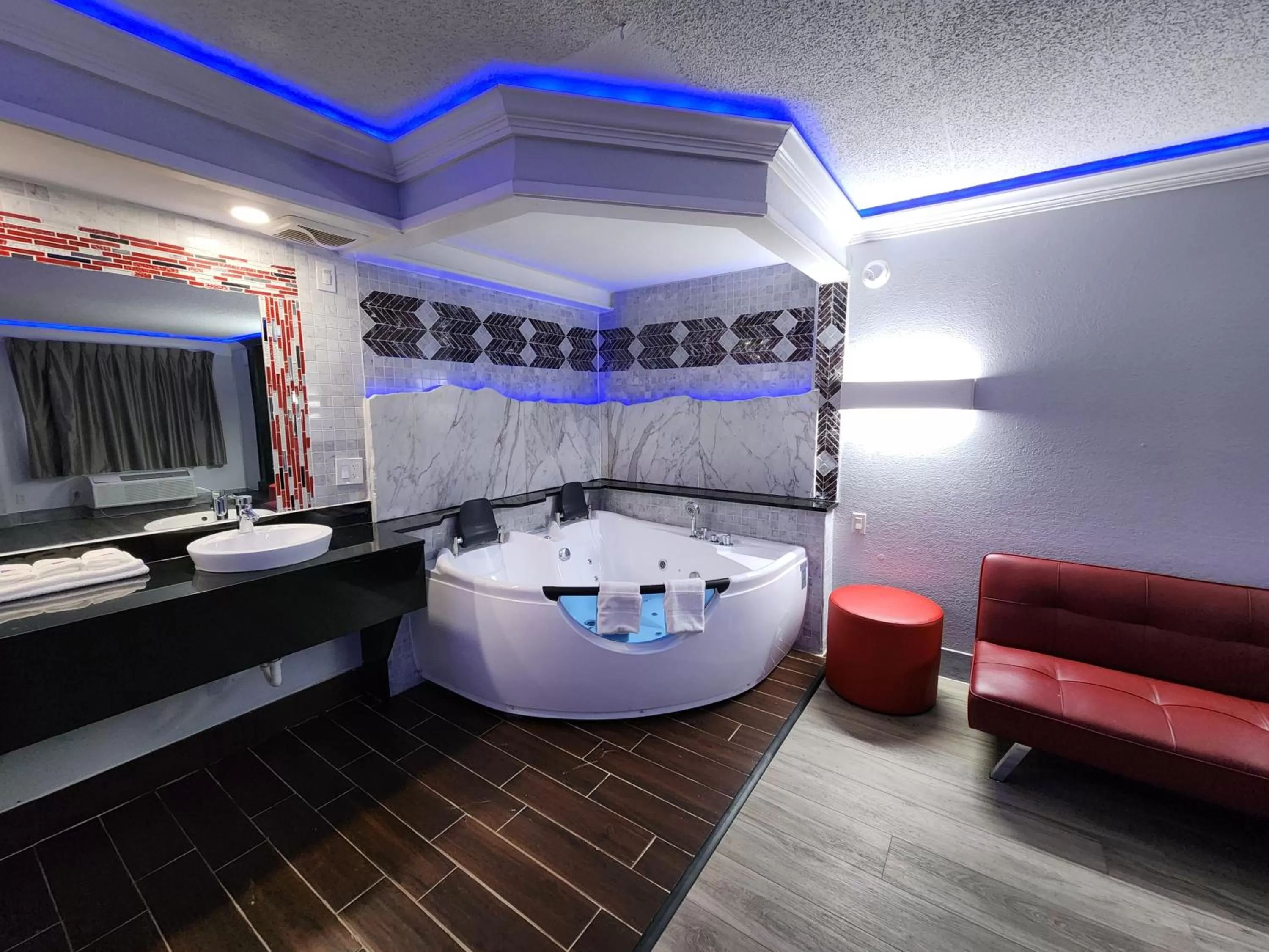 Hot Tub in Motel 6 North Little Rock, AR-JFK Blvd