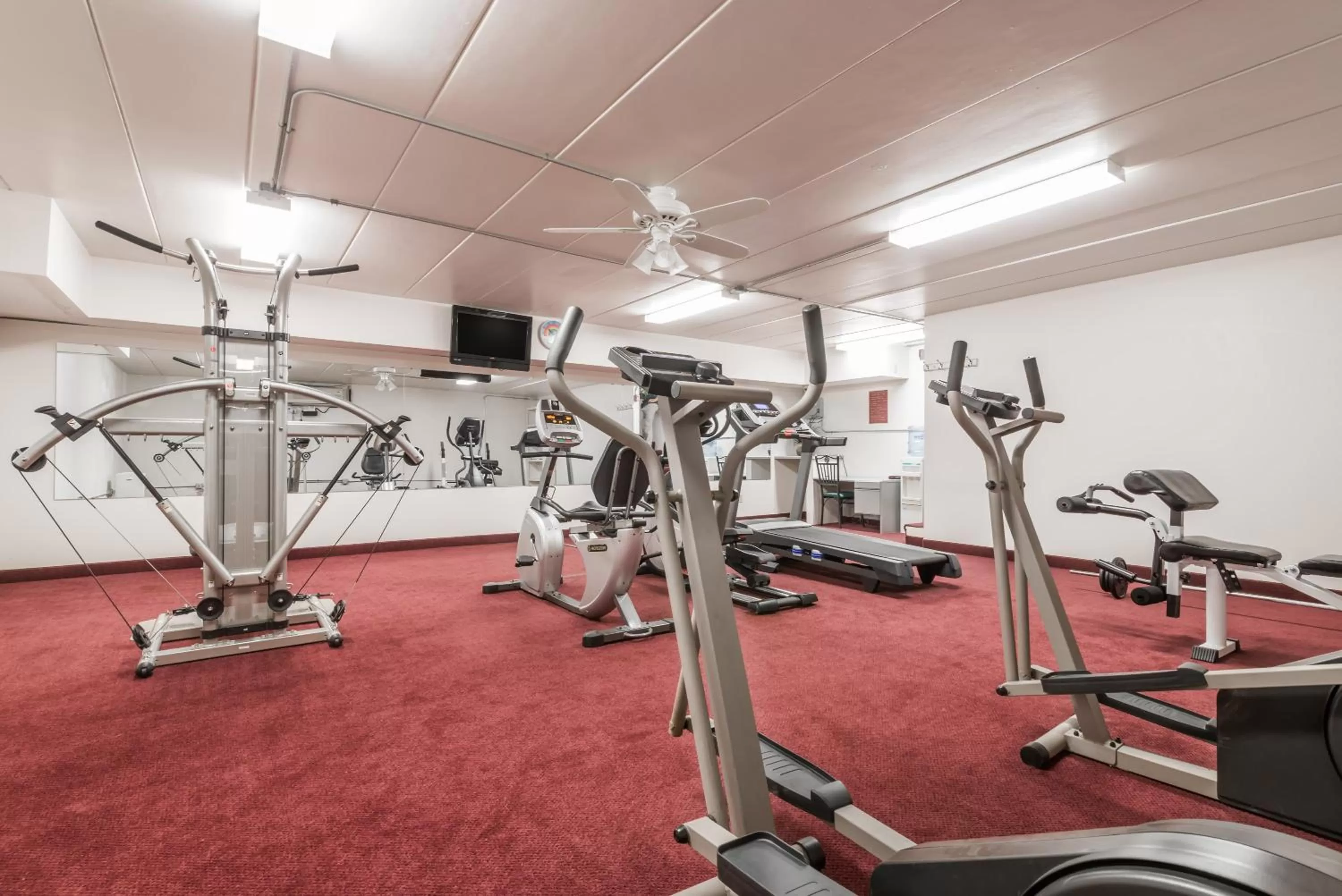 Fitness centre/facilities in Super 8 by Wyndham Bedford