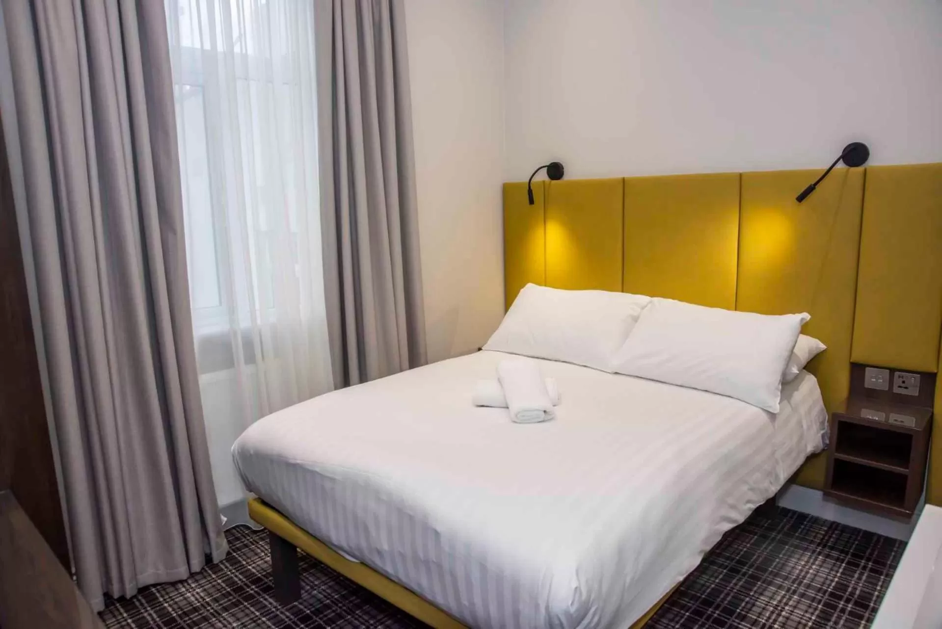 Bedroom, Bed in Howard Winchester Hotel