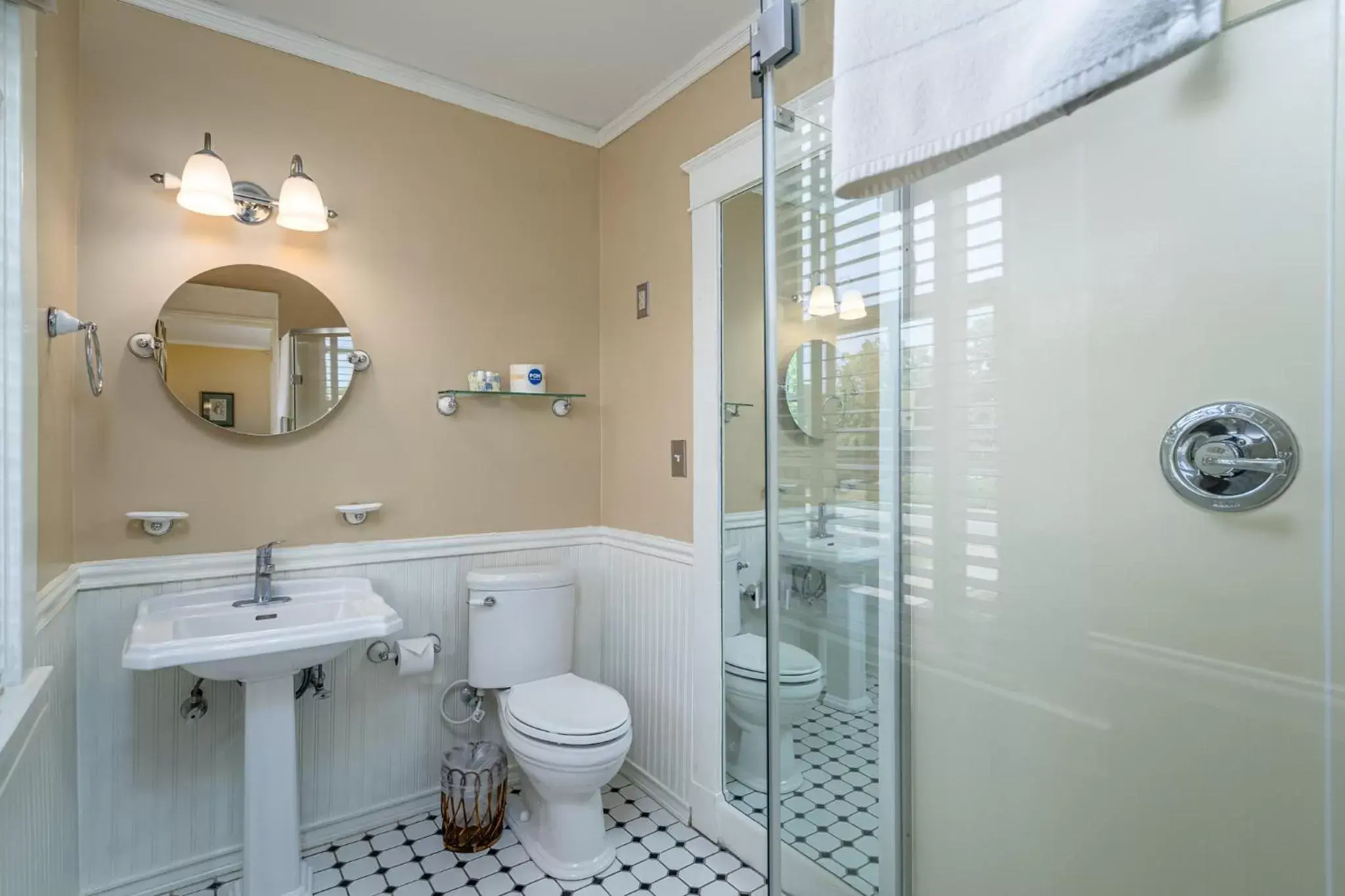 Bathroom in Cedars of Williamsburg Bed & Breakfast