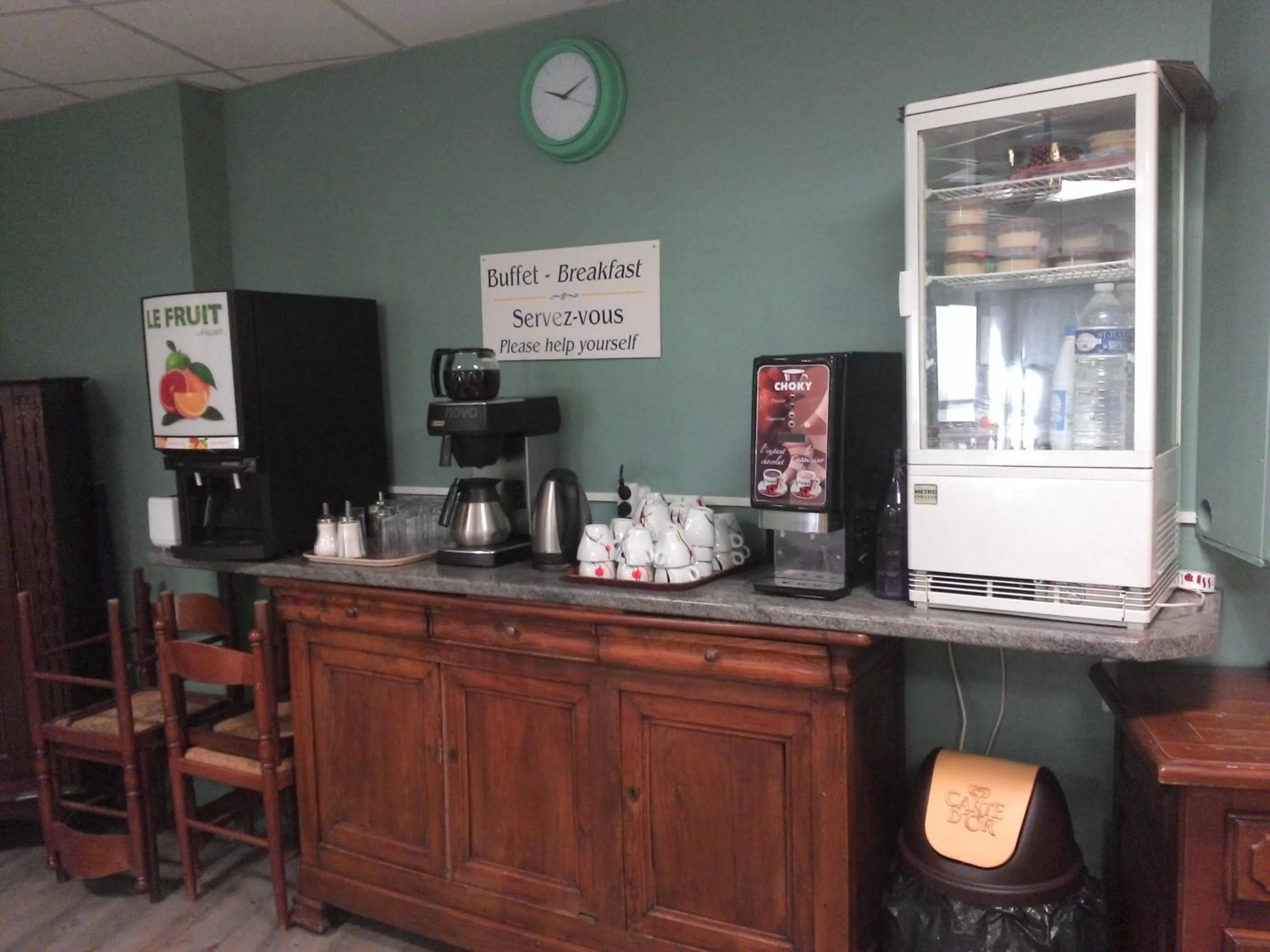 Restaurant/places to eat in Hotel De La Paix