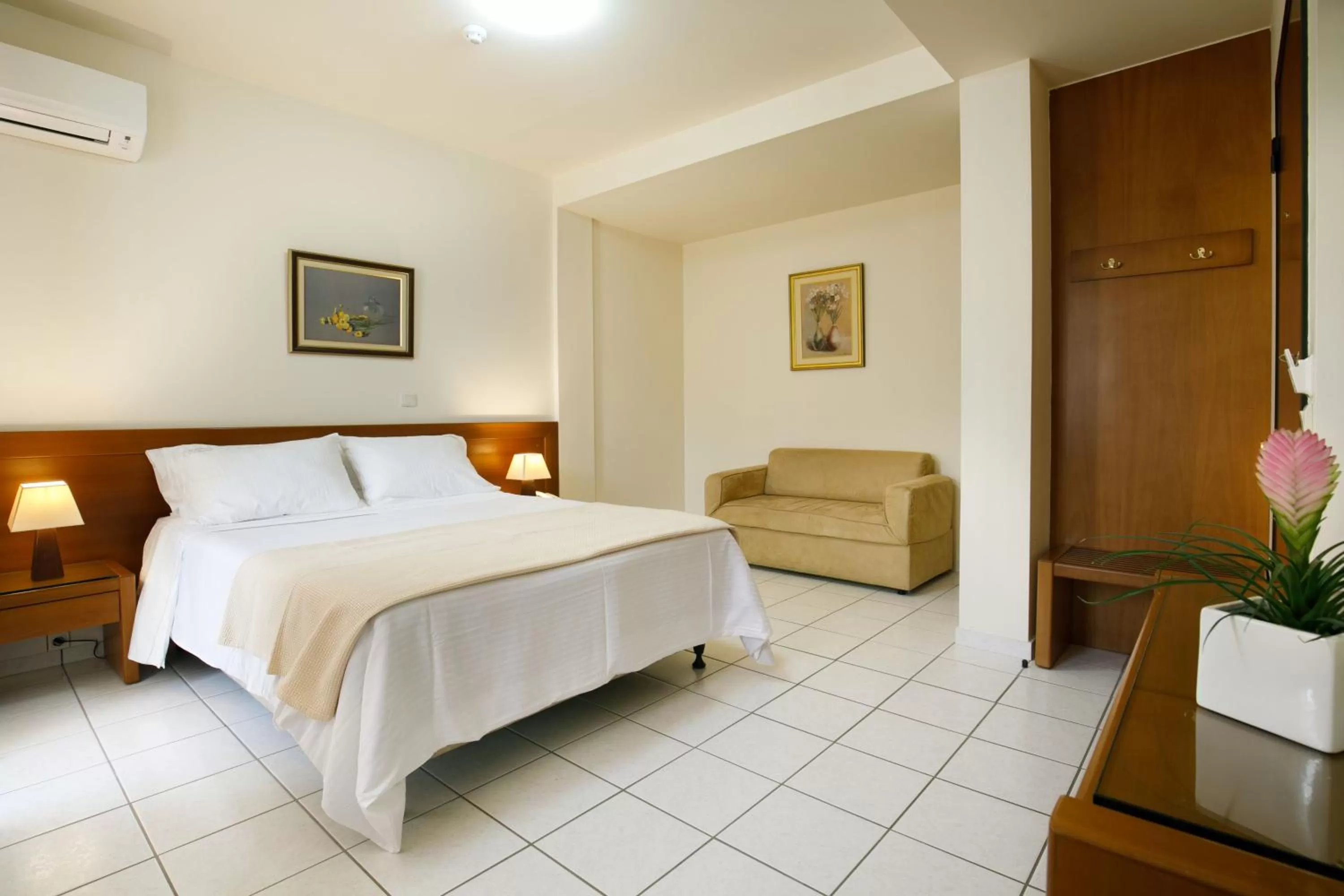 Bed in Hotel ΑΤΗΙΝΑ