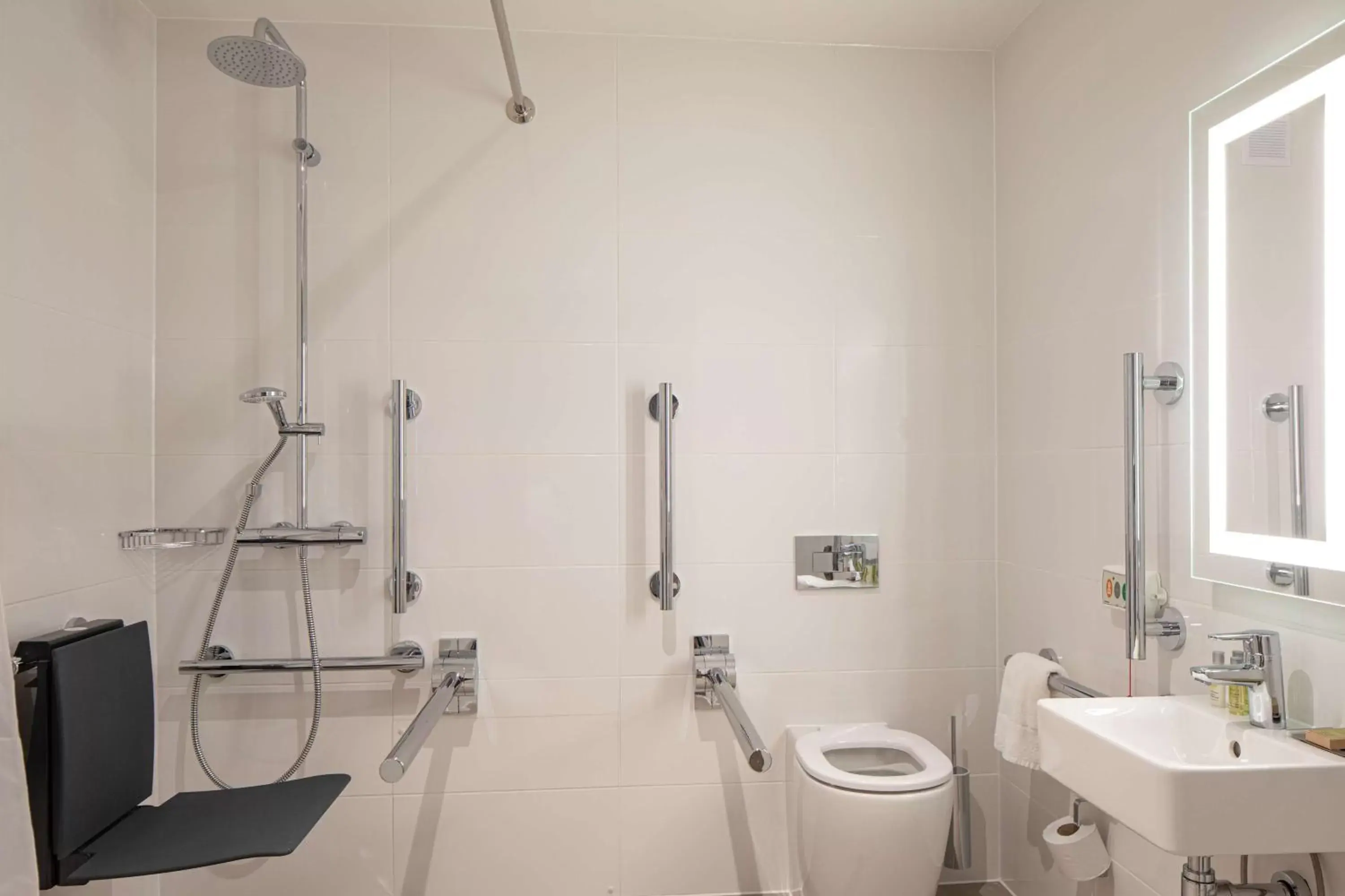 Bathroom in DoubleTree by Hilton Dartford Bridge Bathroom in DoubleTree by Hilton Dartford Bridge