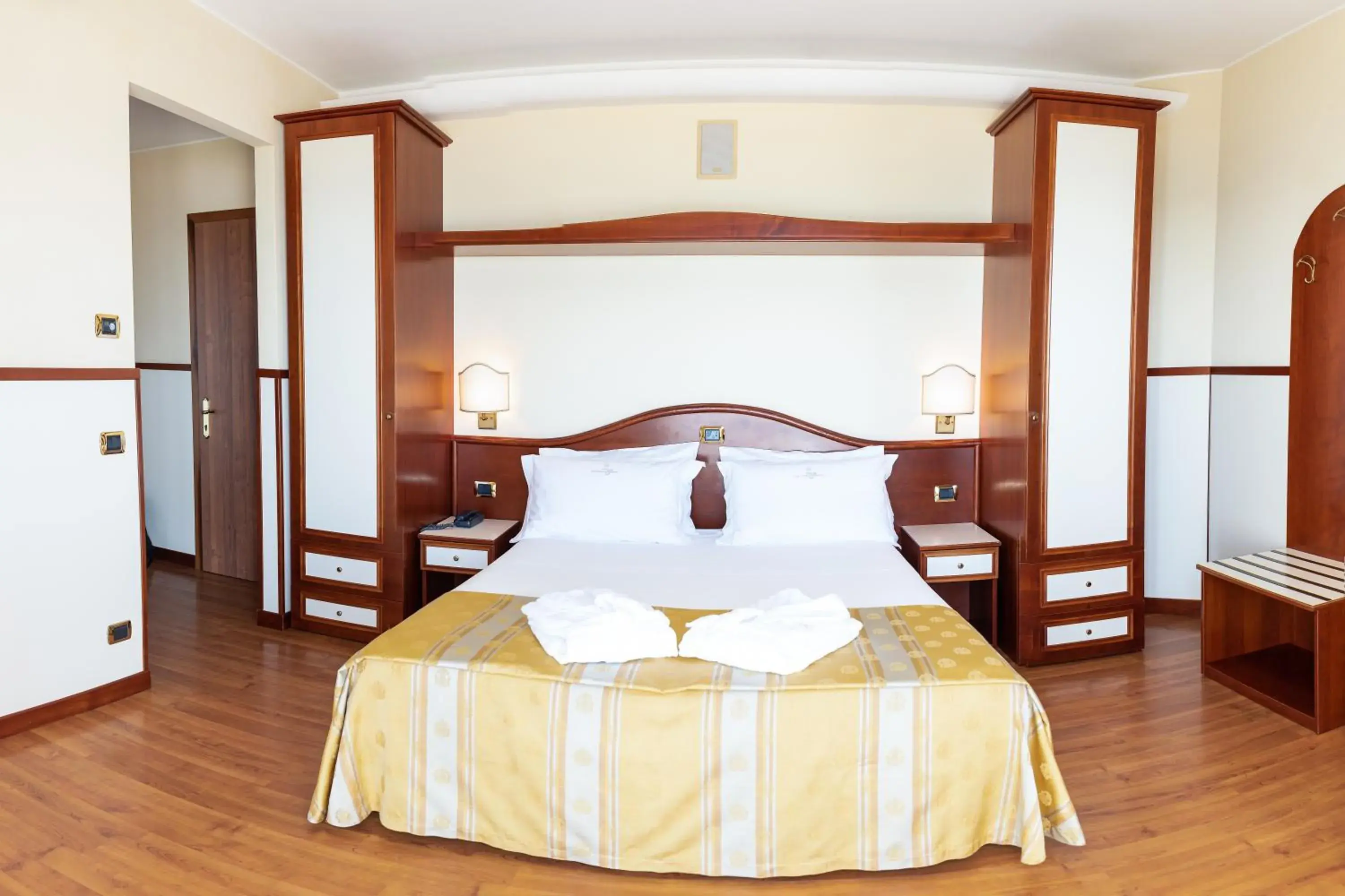 Bed in Hotels Vidi Miramare & Delfino