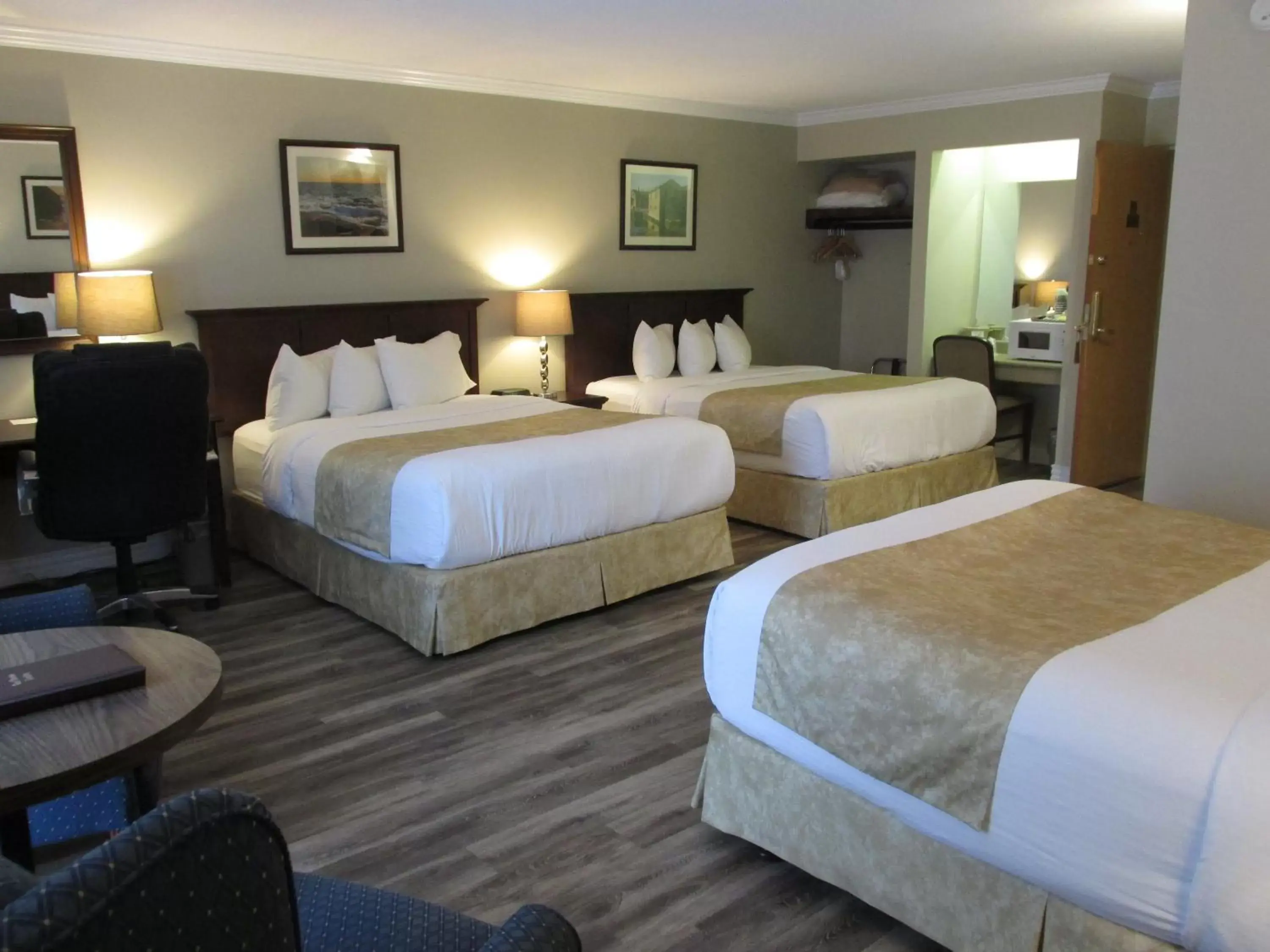 Photo of the whole room, Bed in The Fredericton Inn