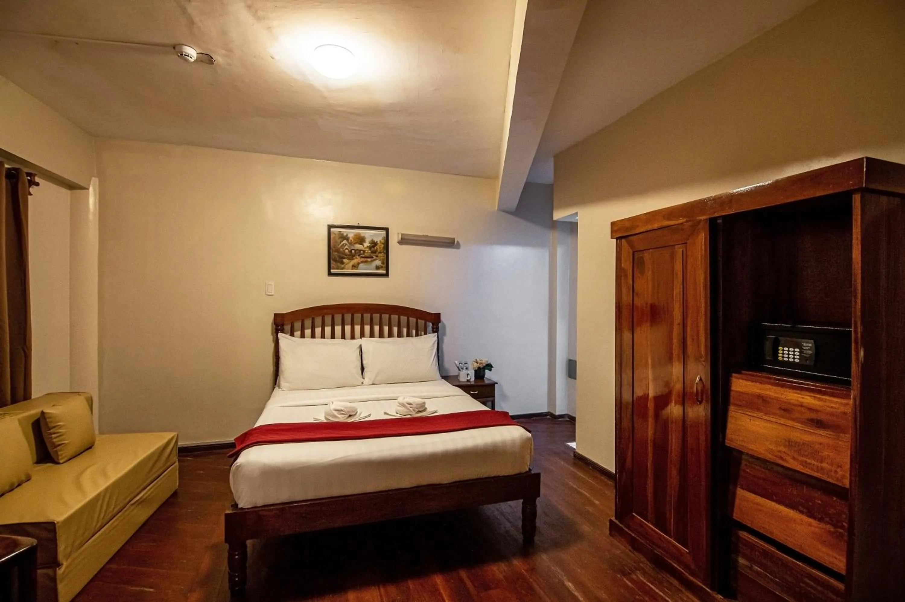 Photo of the whole room, Bed in Kiwi Hotel