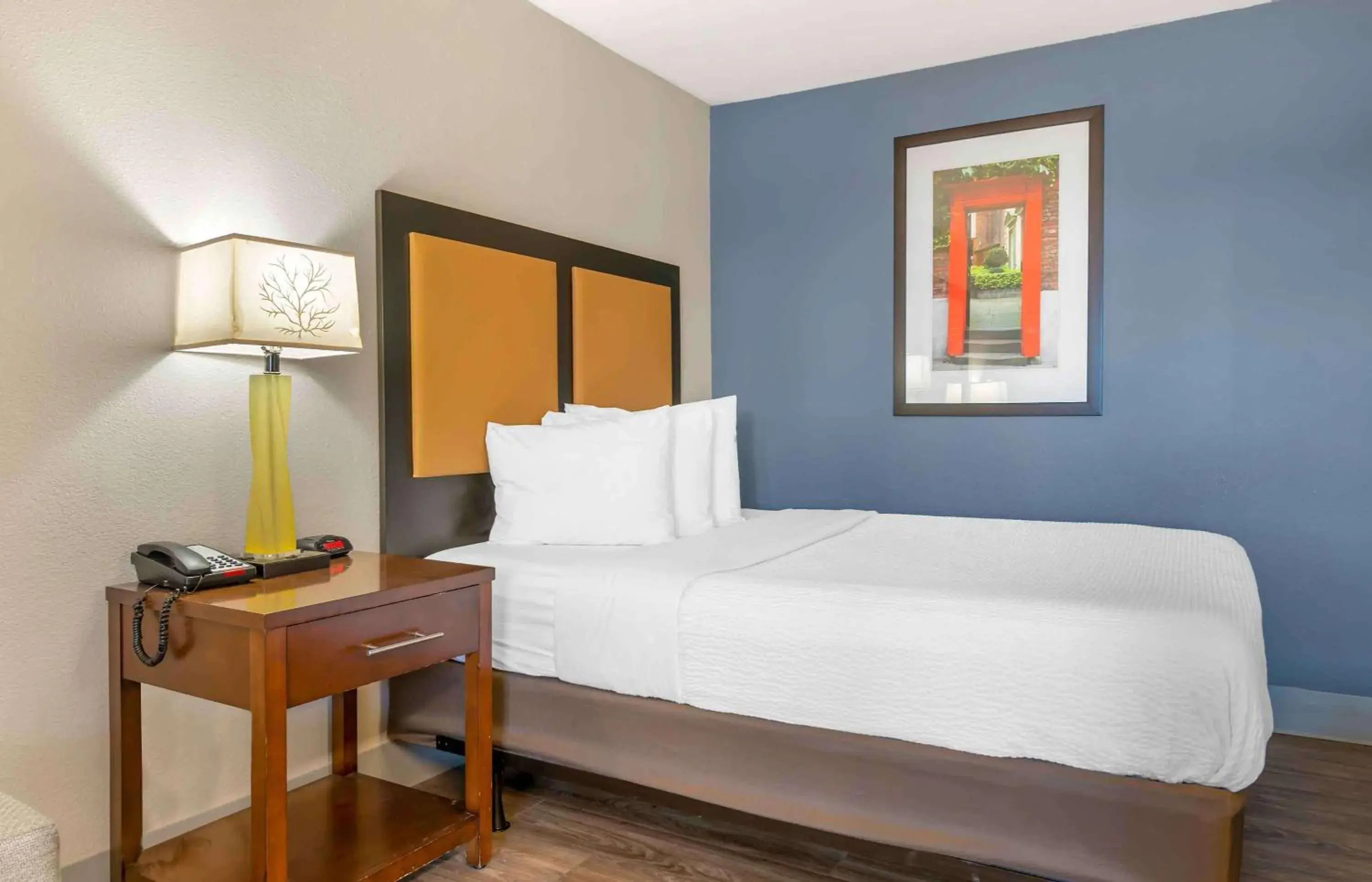 Bedroom, Bed in Extended Stay America Suites - Kansas City - Lenexa - 87th St