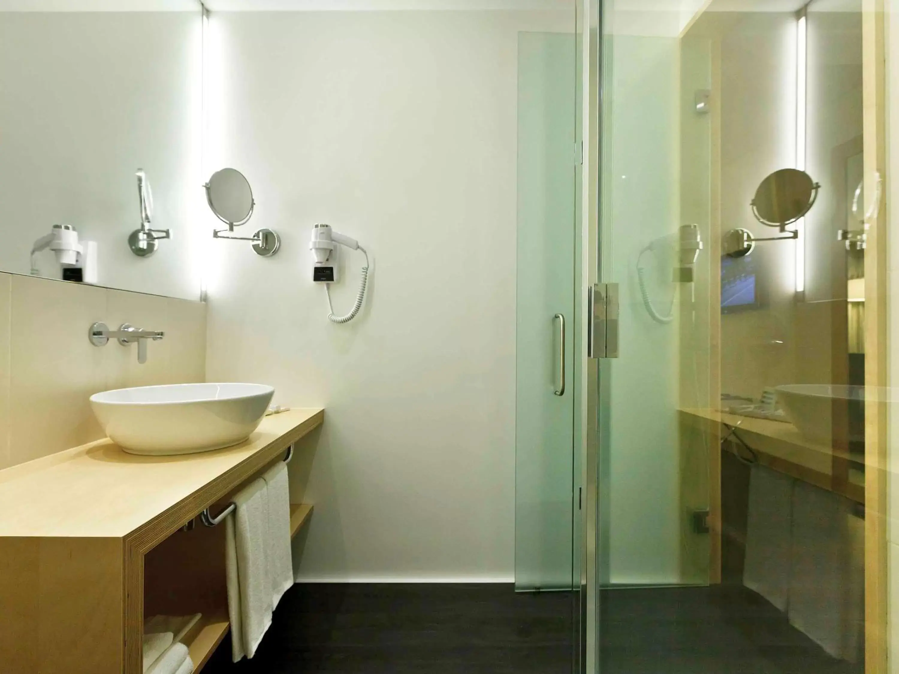 Photo of the whole room, Bathroom in Hotel Mercure Braga Centro