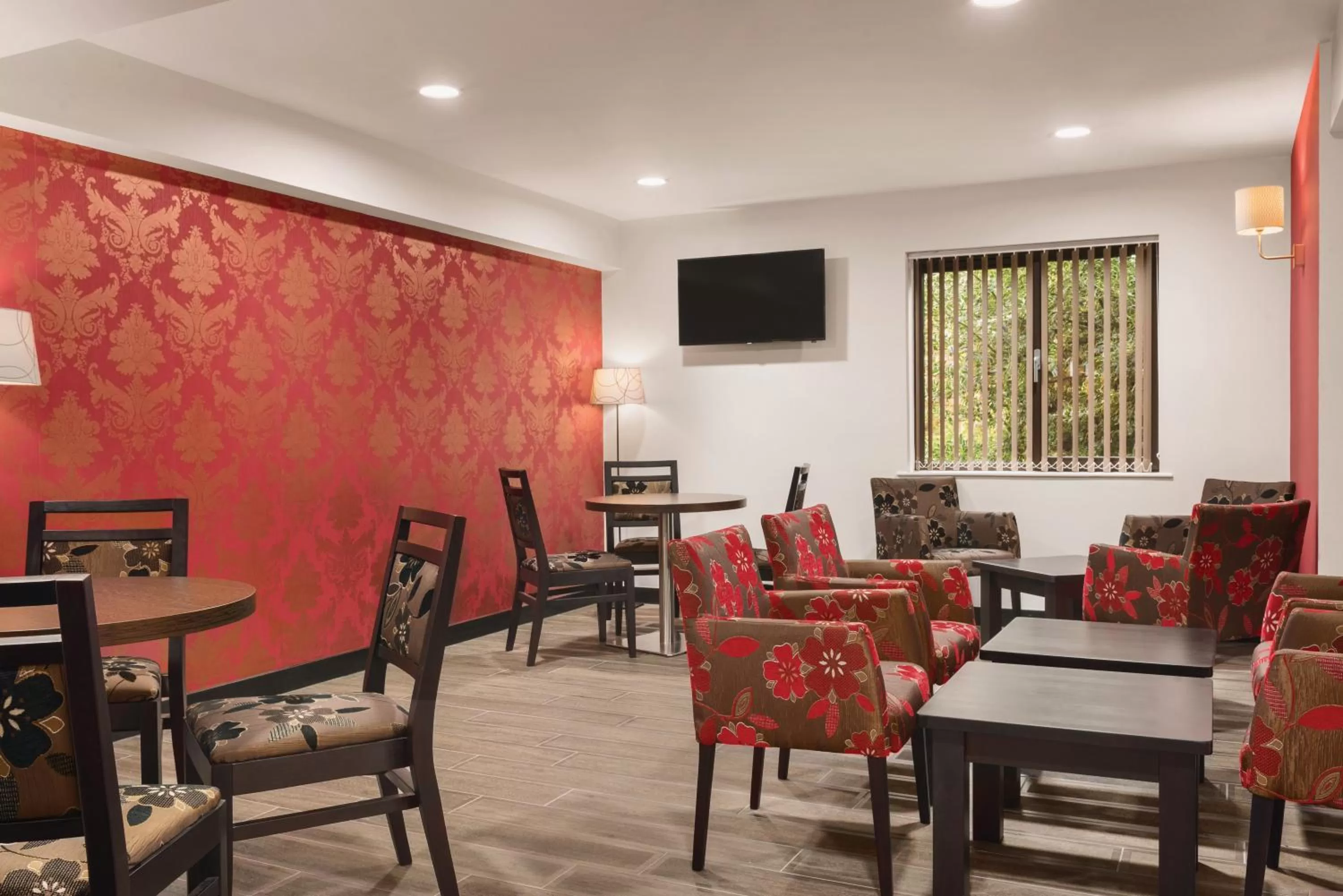 Lounge or bar in Ramada Cambridge