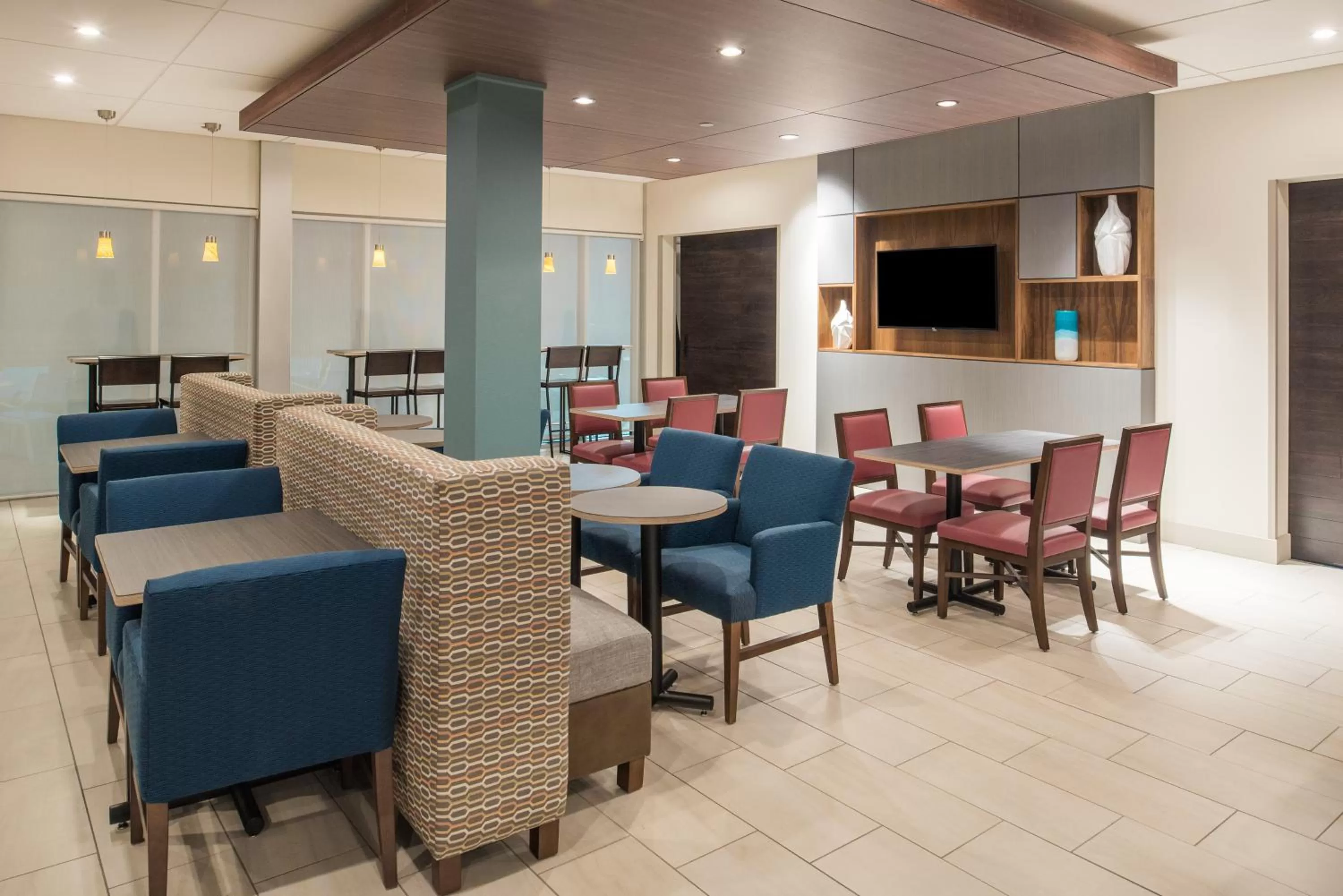 Breakfast in Holiday Inn Express & Suites Kingdom City by IHG