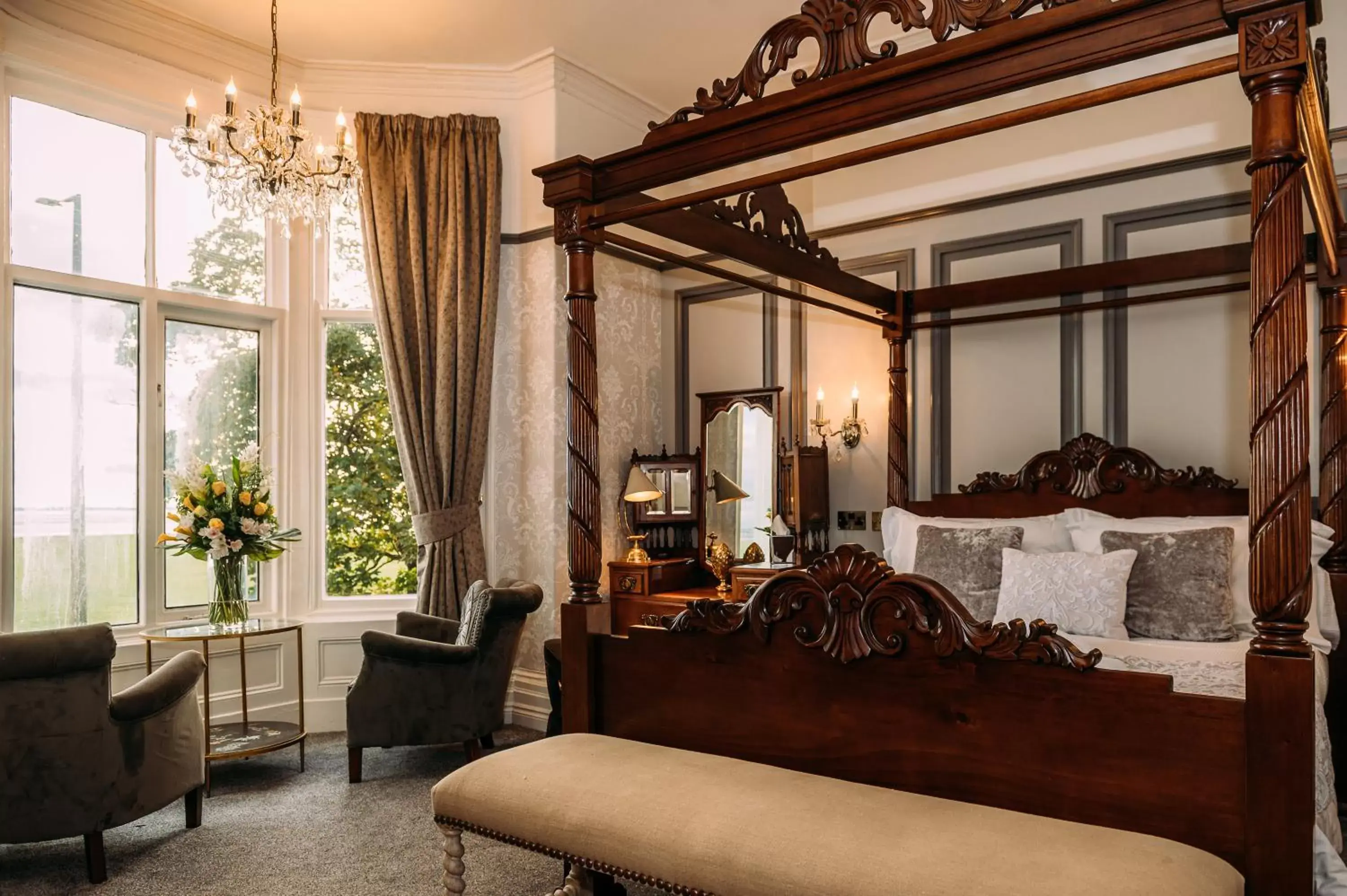 Bed, Seating Area in The Queens Hotel