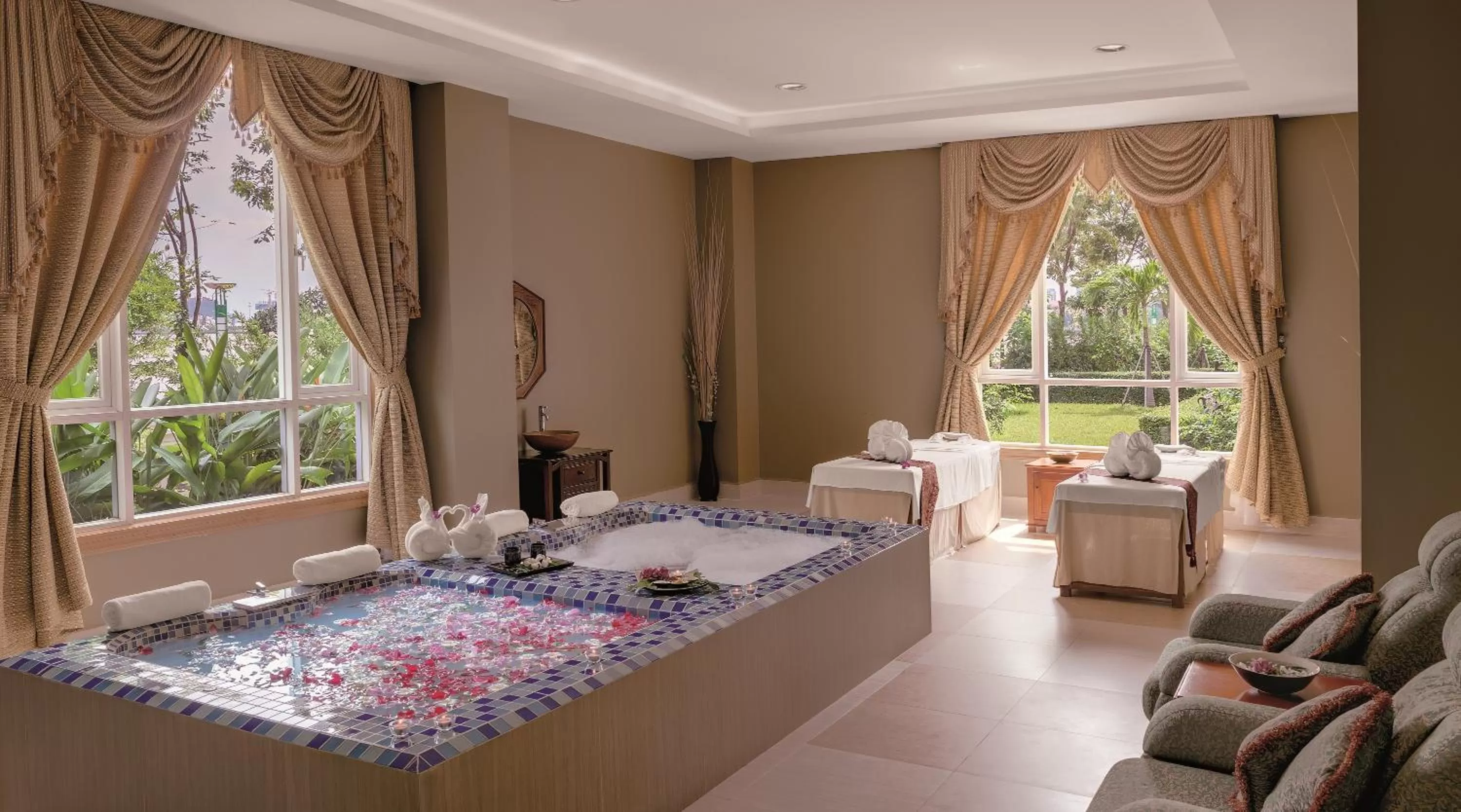 Hot Tub, Bed in Sokha Phnom Penh Hotel