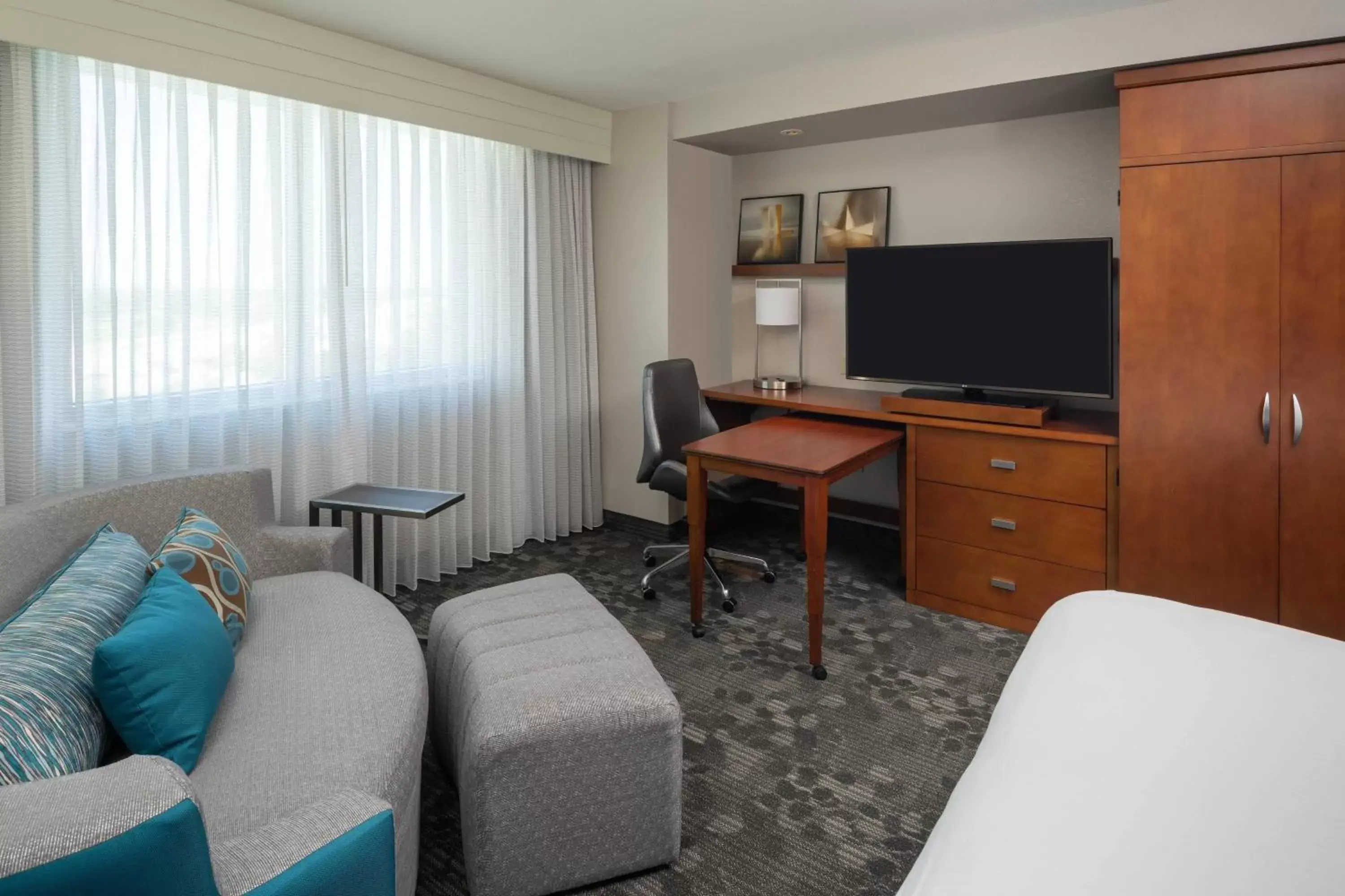 Photo of the whole room, TV/Entertainment Center in Courtyard by Marriott Miami Airport