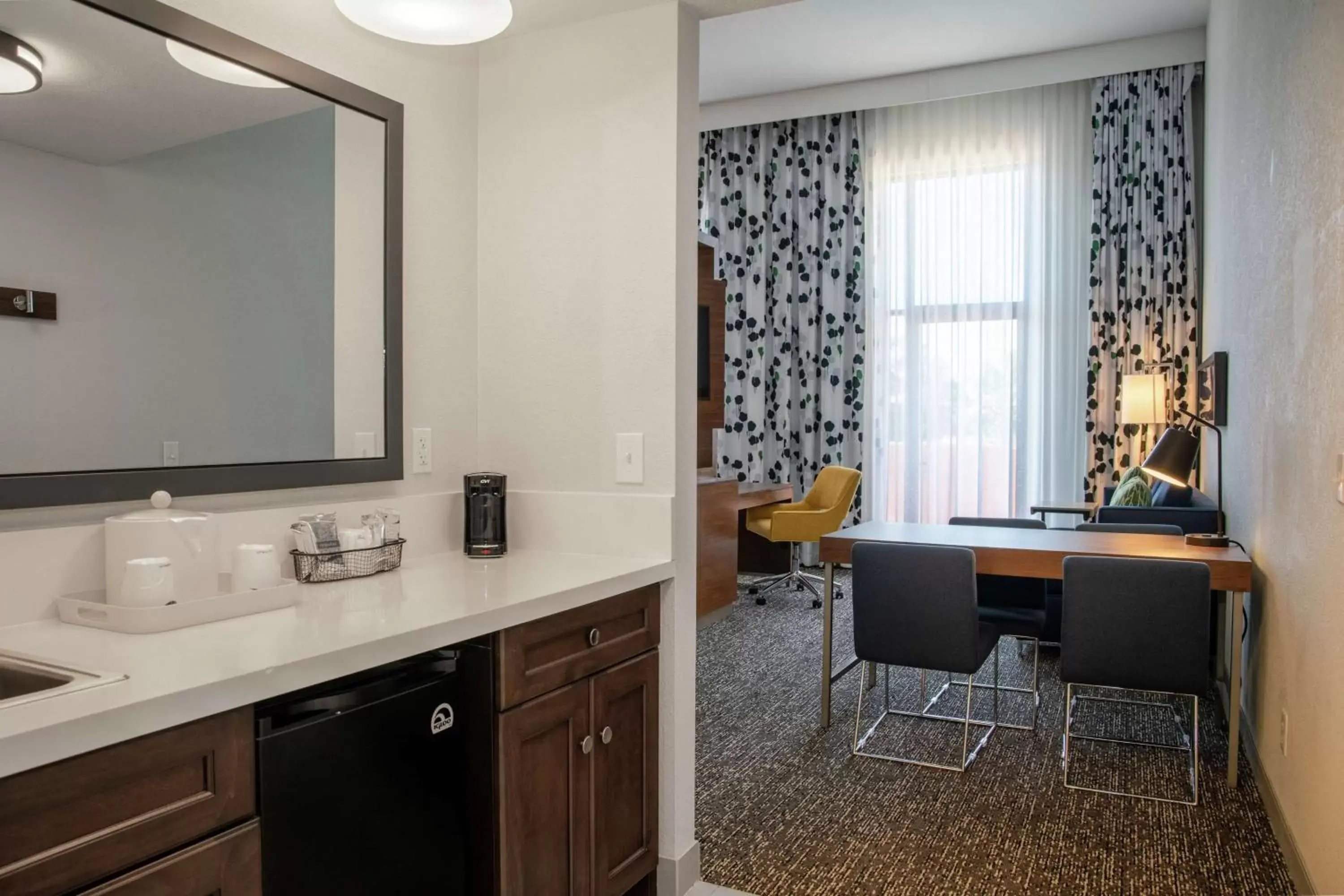 Bedroom, Kitchen/Kitchenette in Hampton Inn & Suites Sherman Oaks