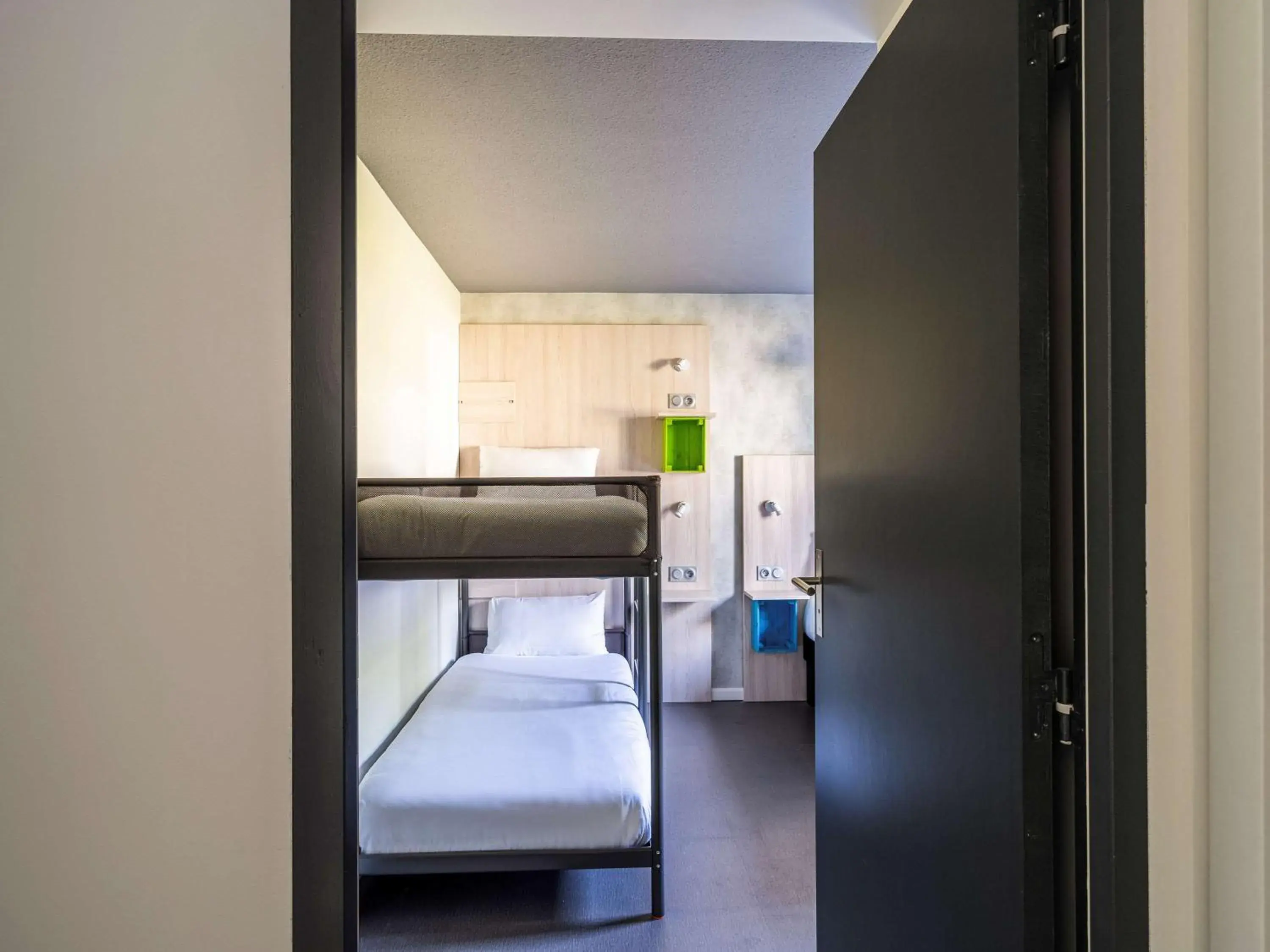 Photo of the whole room, Bunk Bed in greet Hotel Bordeaux Aeroport