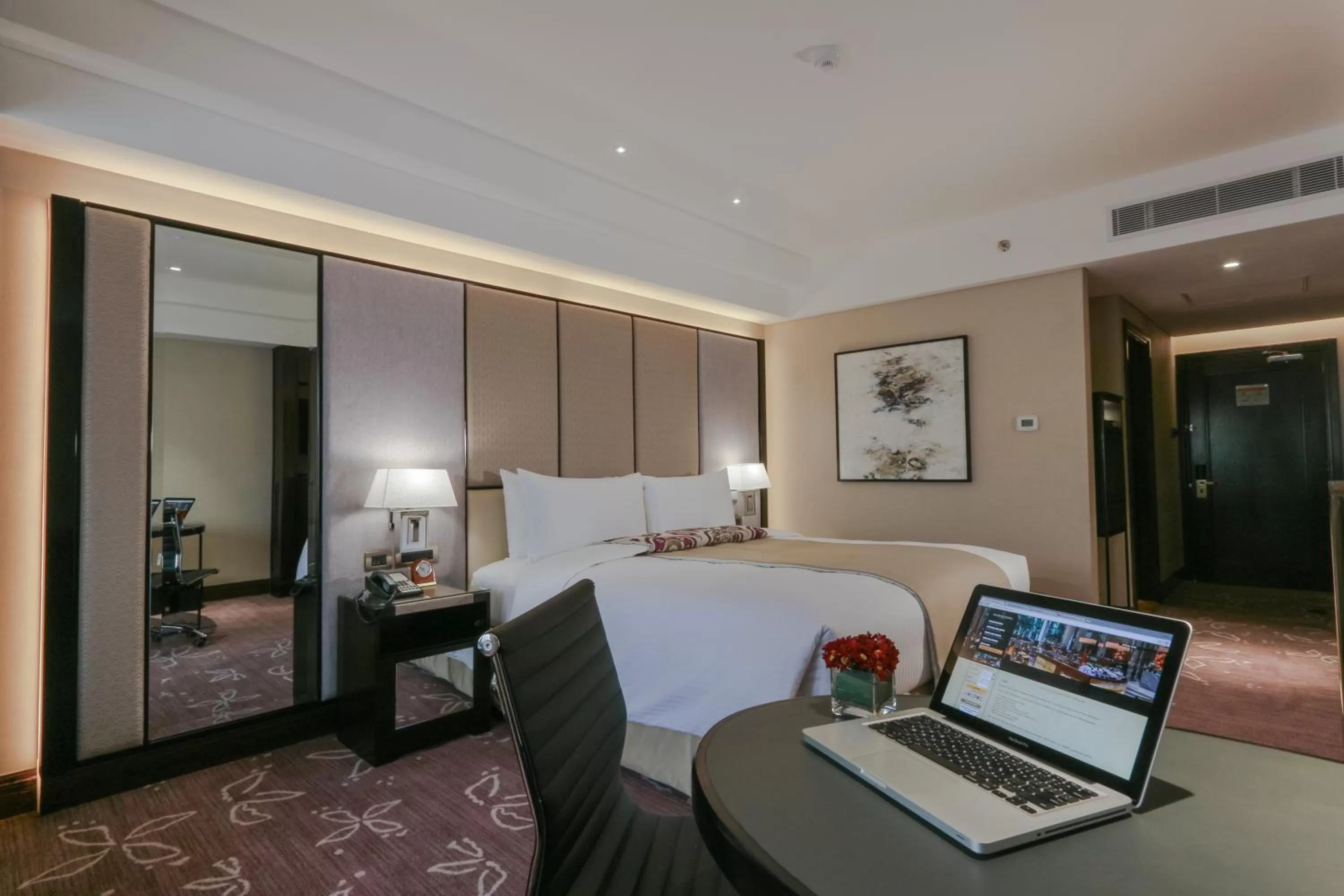 Premier King Room Nonsmoking - single occupancy in Diamond Hotel Philippines