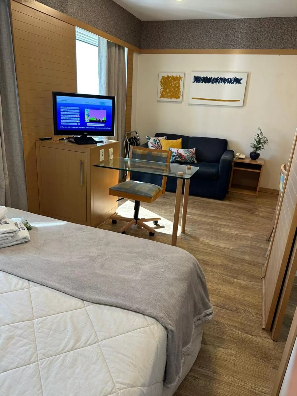 Bedroom, TV/Entertainment Center in Studio Paulista Bela Cintra