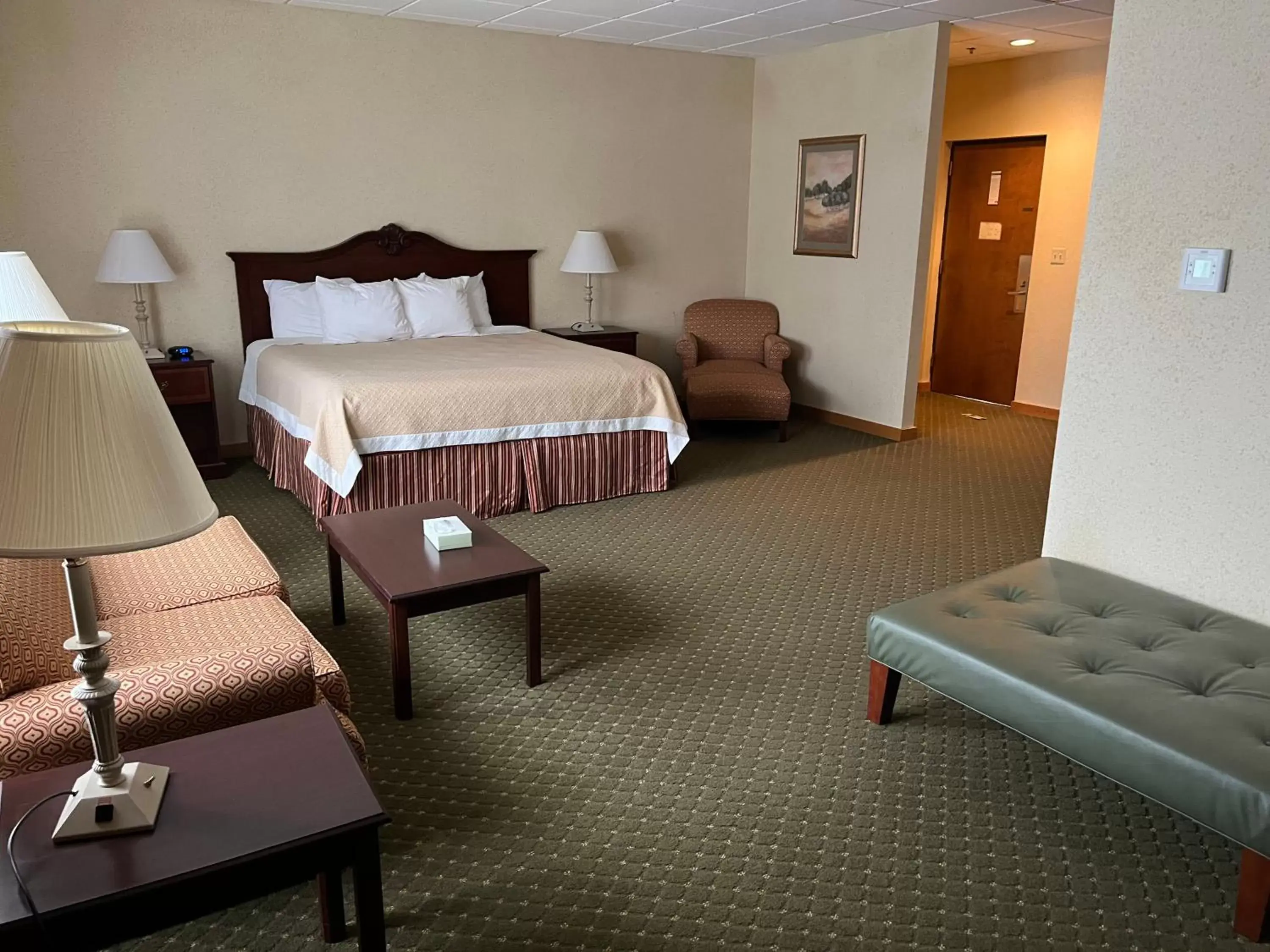 Bed in Days Inn & Suites by Wyndham Sutton Flatwoods