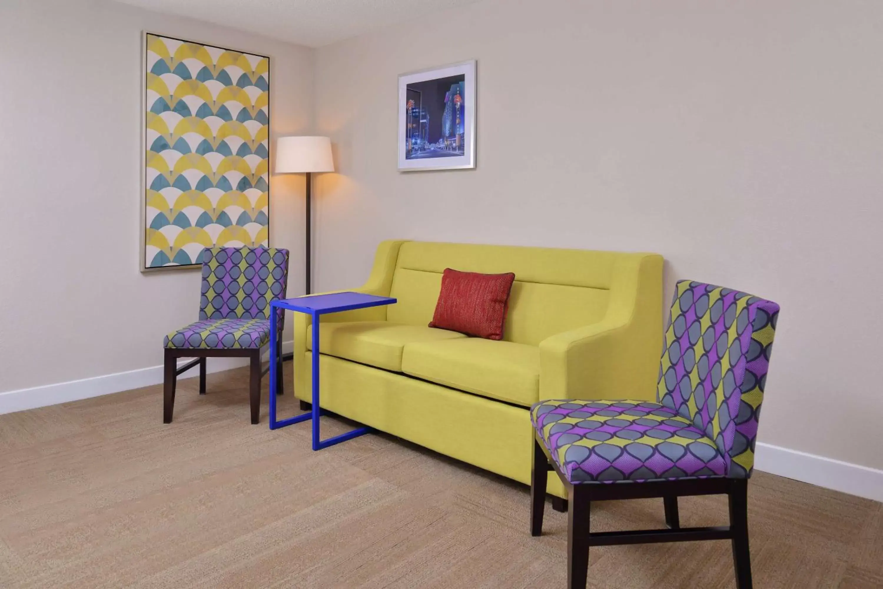 Living room, Seating Area in Hampton Inn By Hilton Greensboro-East