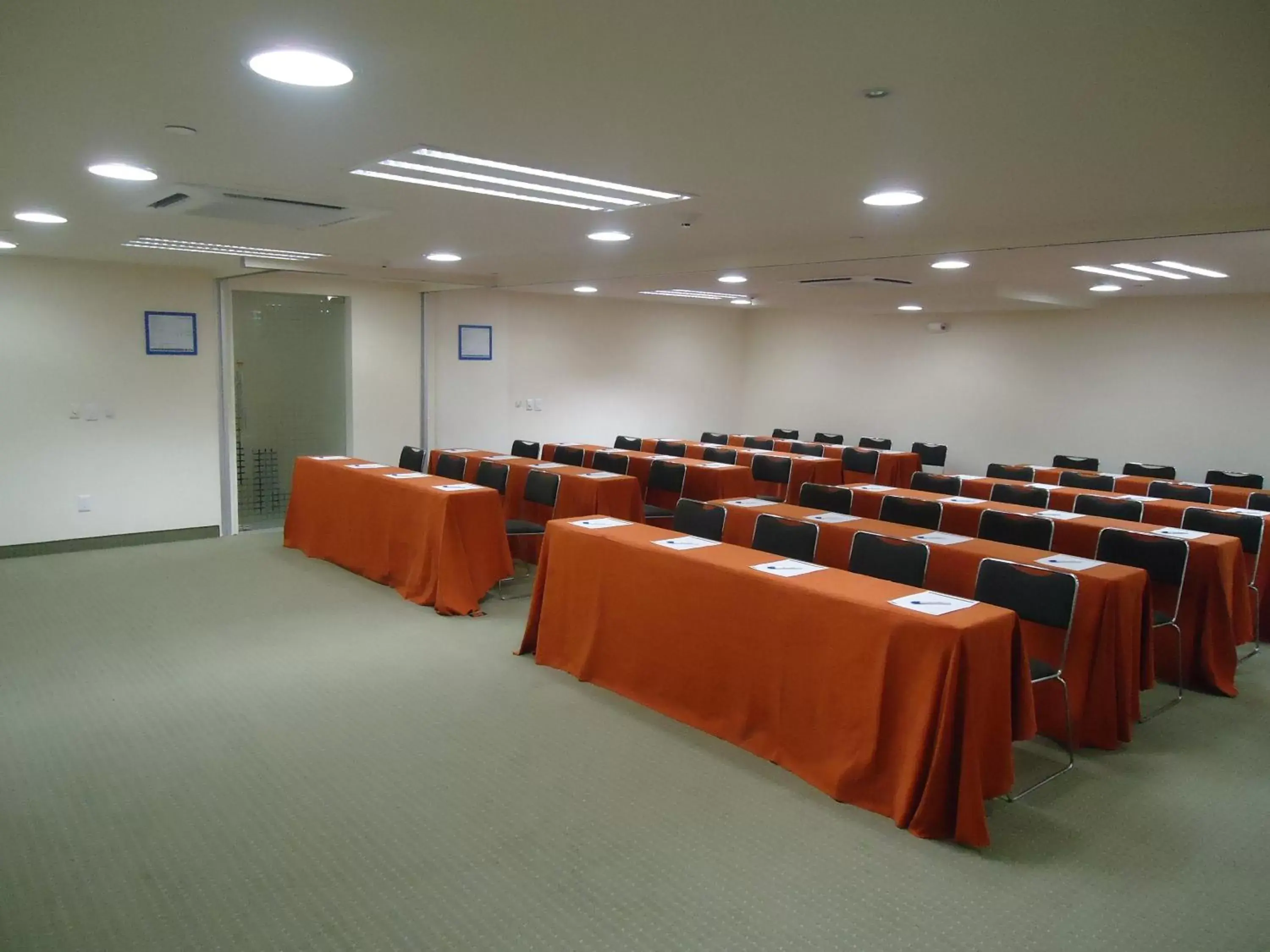 Meeting/conference room in Holiday Inn Express Guadalajara Expo, an IHG Hotel