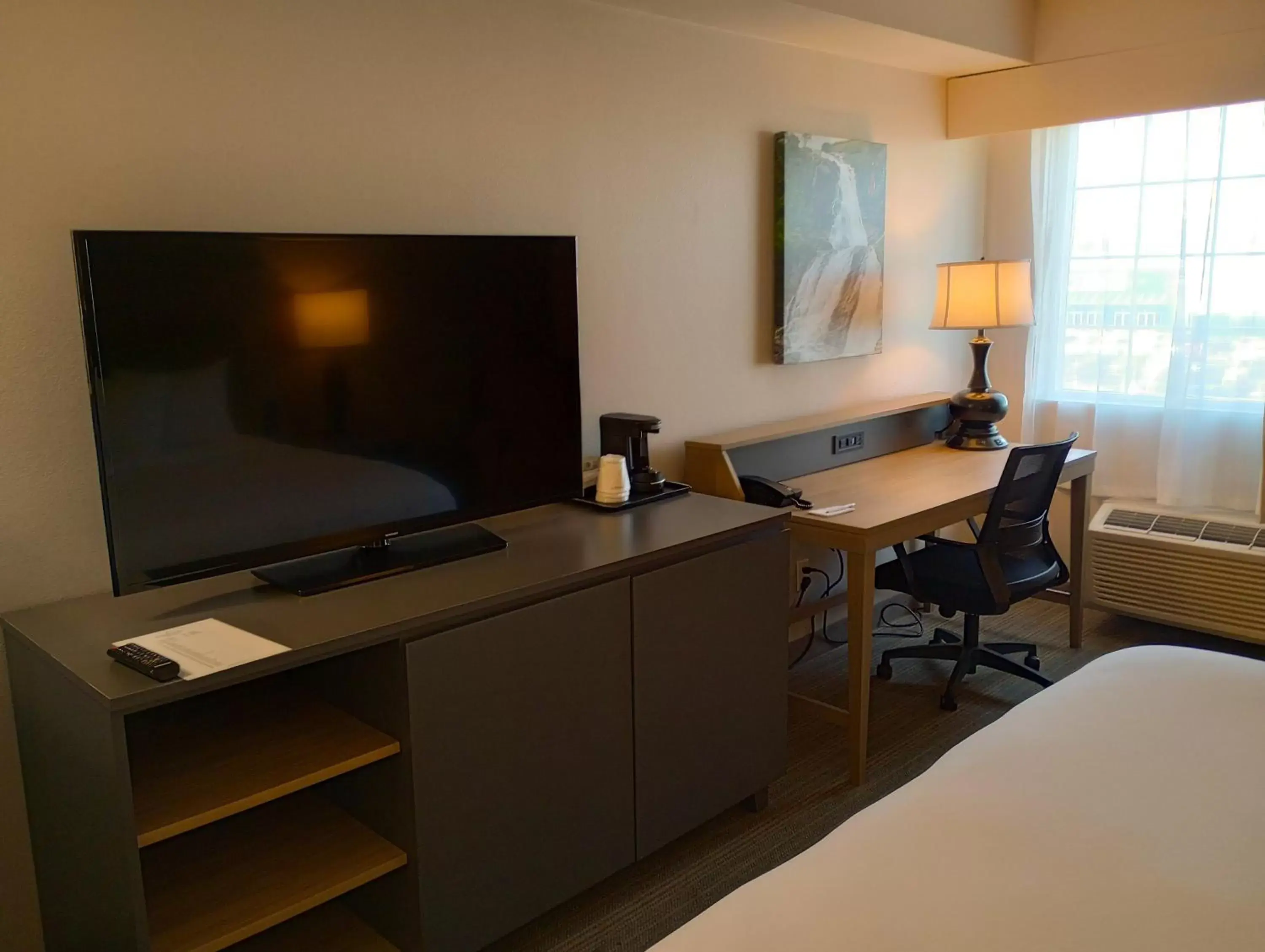 TV and multimedia, TV/Entertainment Center in Country Inn & Suites by Radisson, Portland International Airport, OR