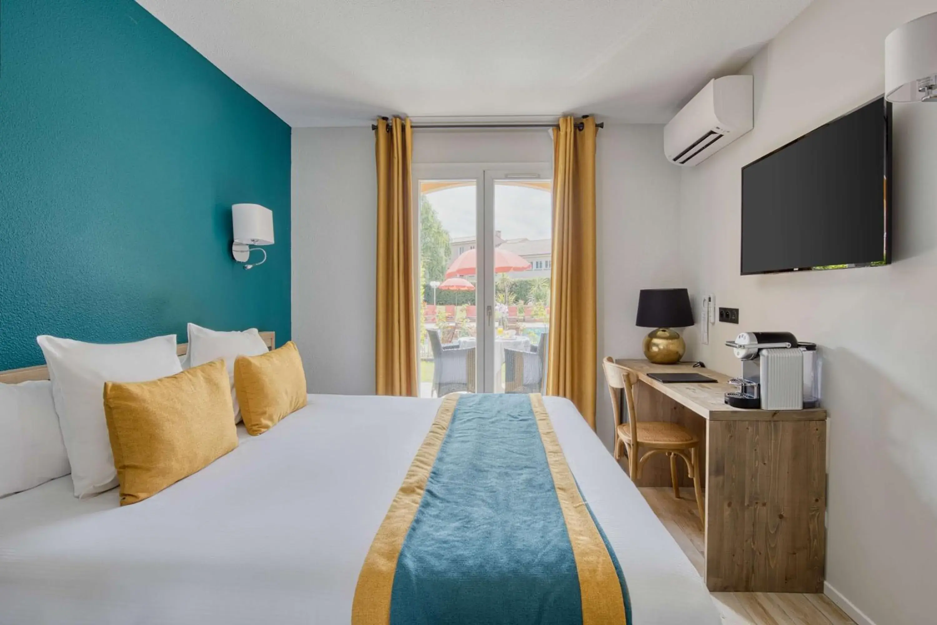 View (from property/room), Bed in Best Western Le Vauban View (from property/room), Bed in Best Western Le Vauban