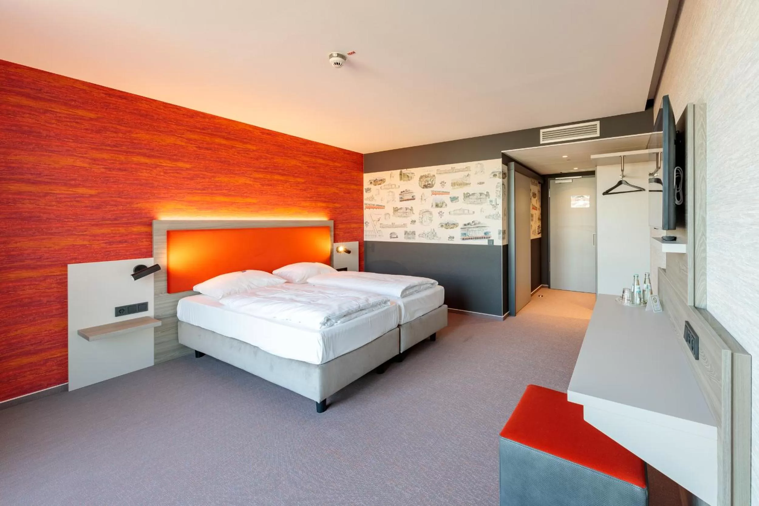 Bathroom, Bed in Hotel am Rüssel