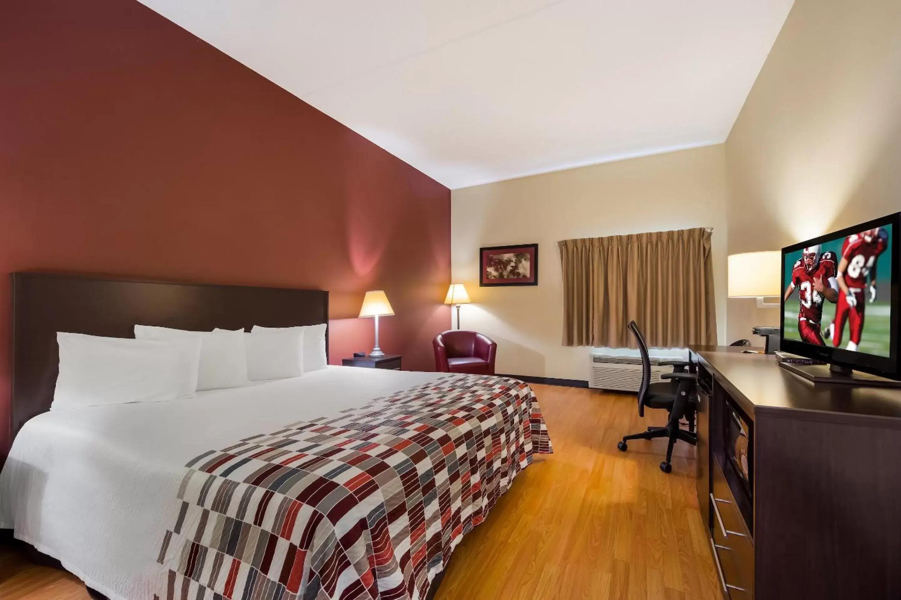 Superior King Room Non-Smoking in Red Roof Inn Hendersonville Superior King Room Non-Smoking in Red Roof Inn Hendersonville