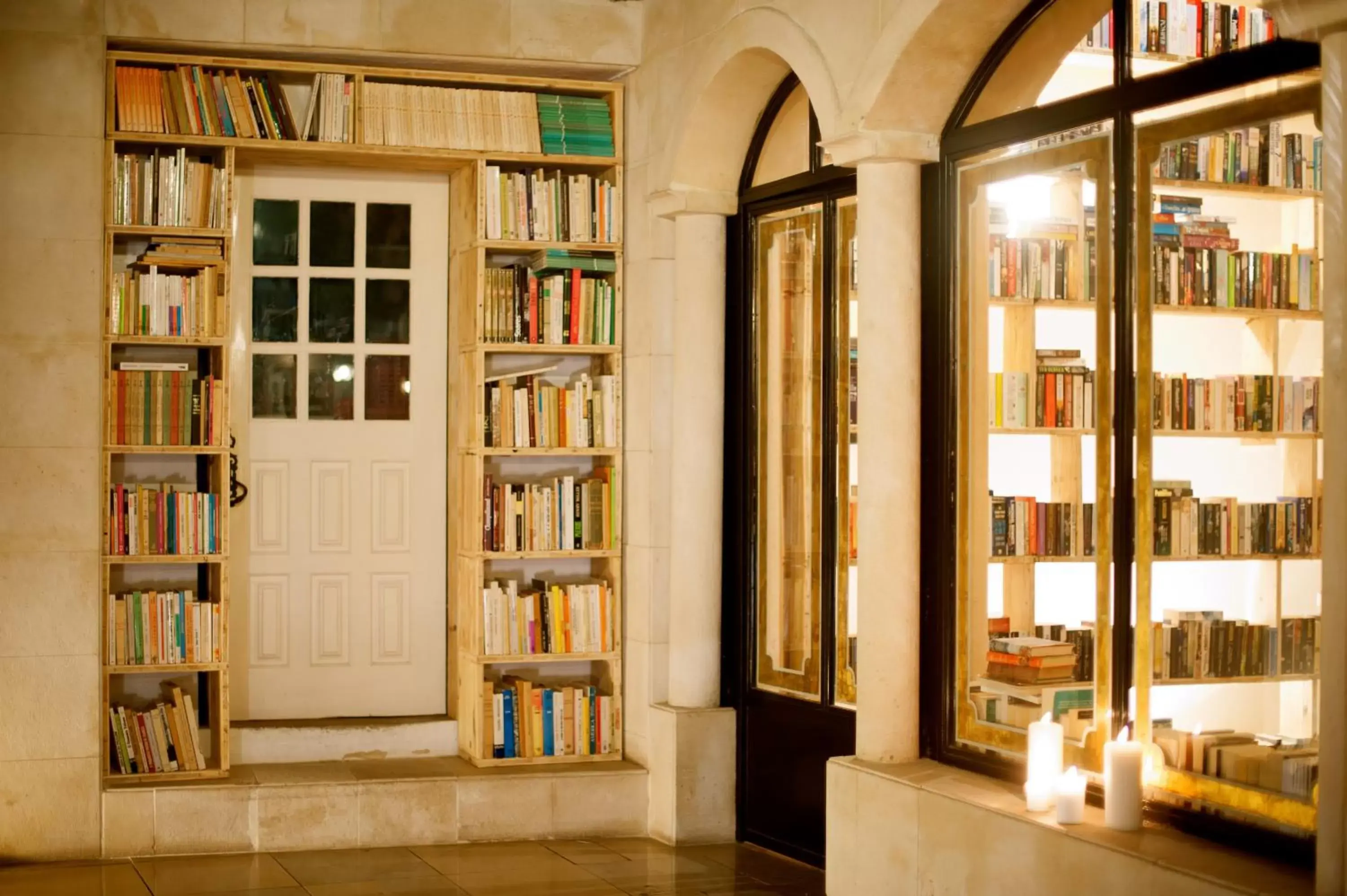 Library in The Literary Man Obidos Hotel