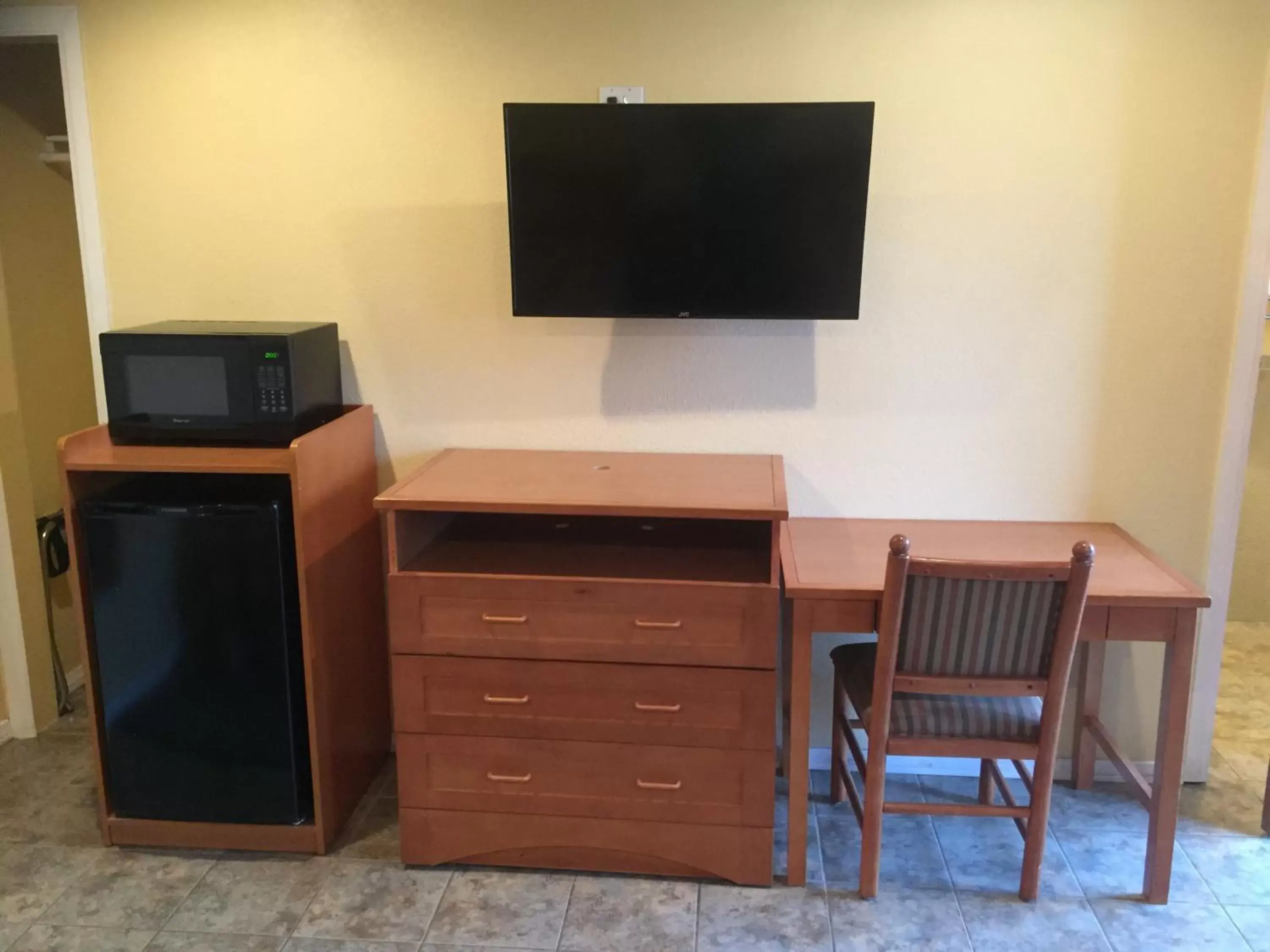 Seating area, TV/Entertainment Center in Bayshore Inn Ventura