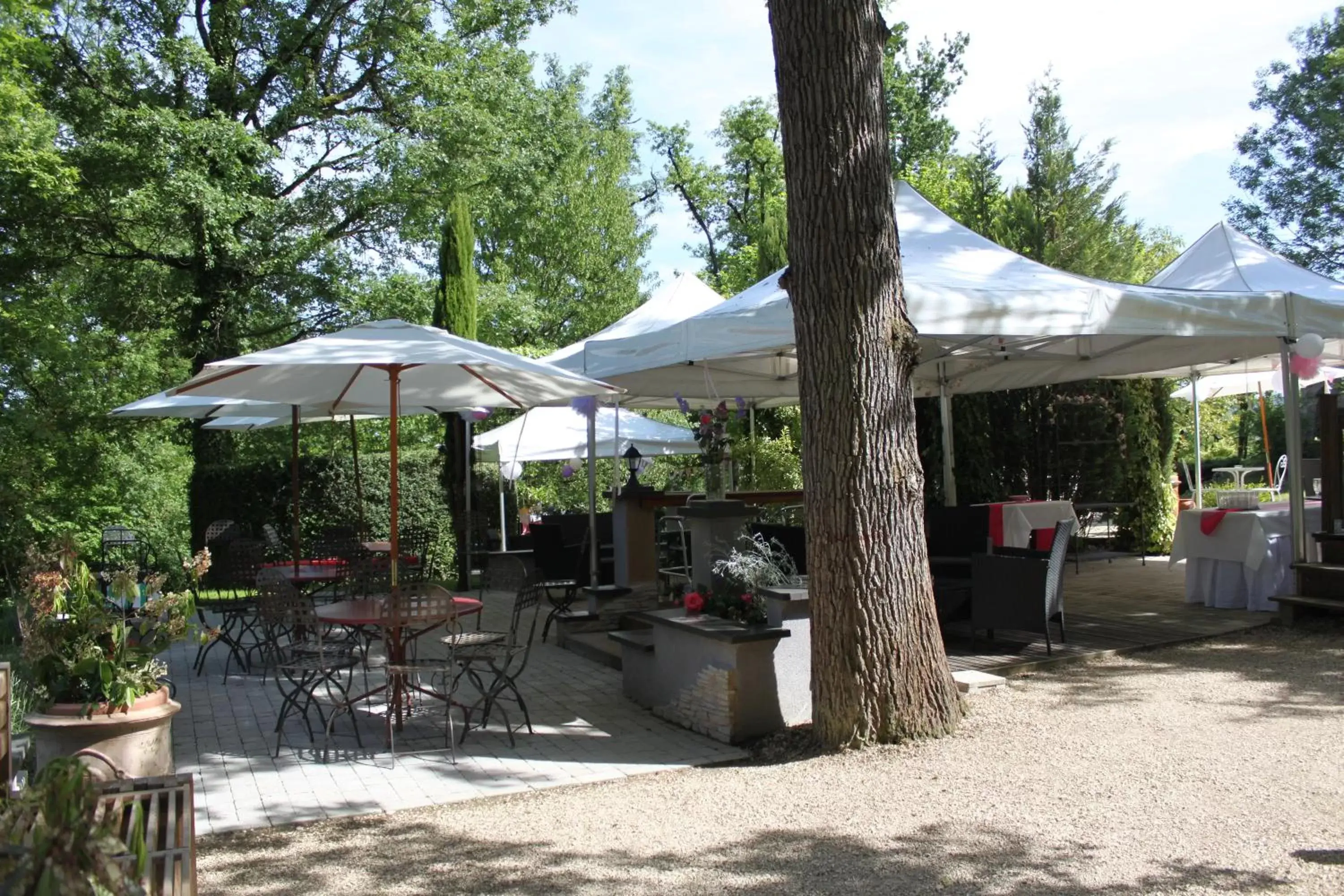 Patio, Restaurant/Places to Eat in La Garenne de Morestel