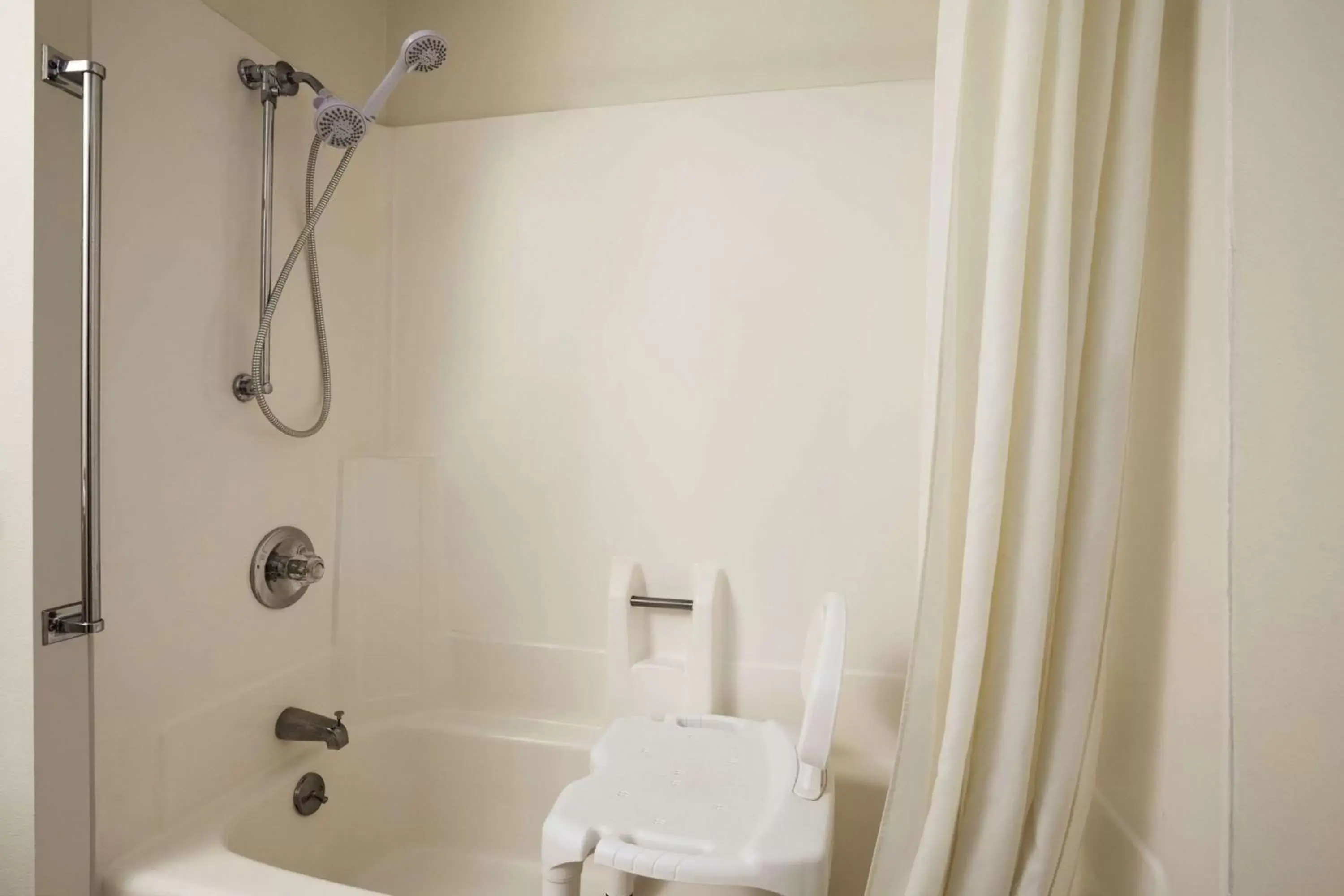 Queen Room - Mobility Access/Non-Smoking in Super 8 by Wyndham Williston ND Queen Room - Mobility Access/Non-Smoking in Super 8 by Wyndham Williston ND