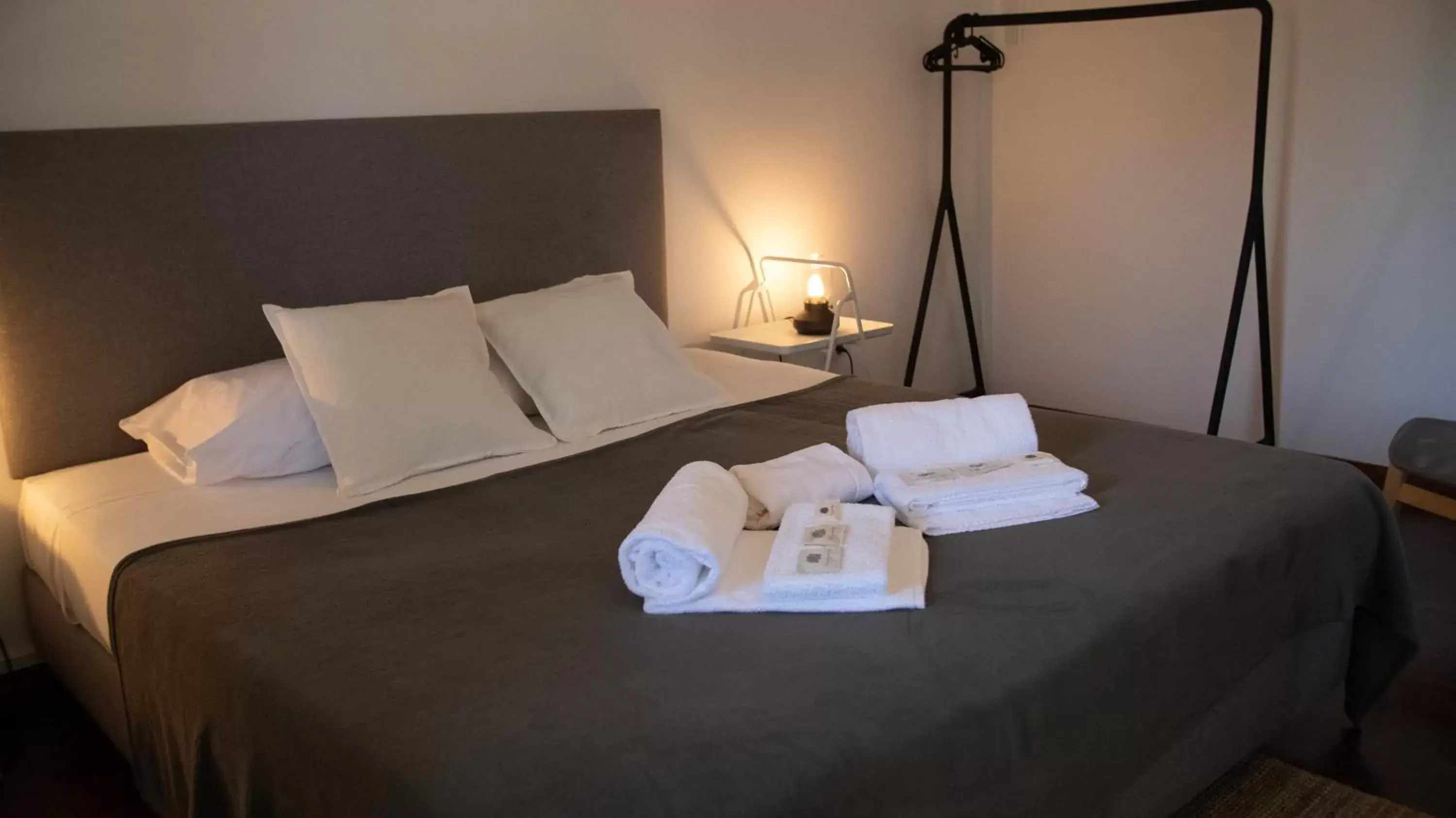 Bed in Pine House - Faro Airport, Beach and City Center